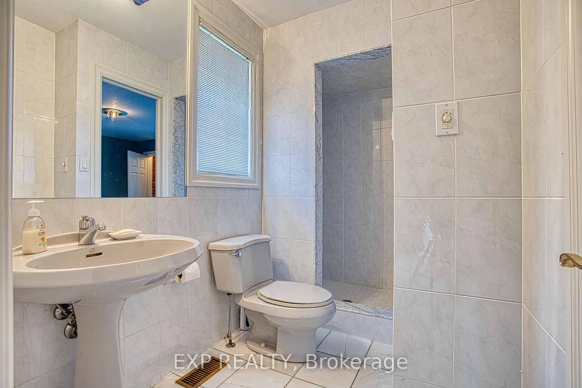 Photo 28 of 22 Burt Court, Hamilton, Stoney Creek — HOMEH