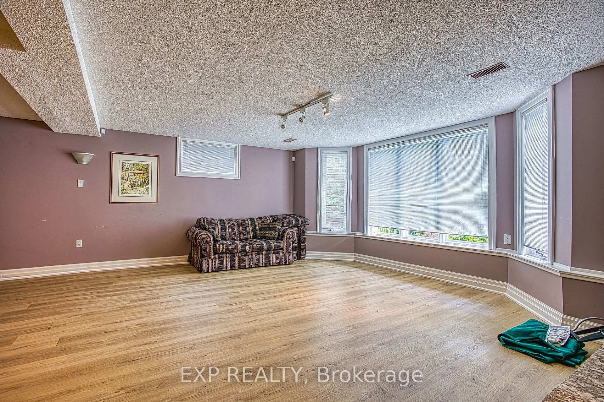 Photo 33 of 22 Burt Court, Hamilton, Stoney Creek — HOMEH