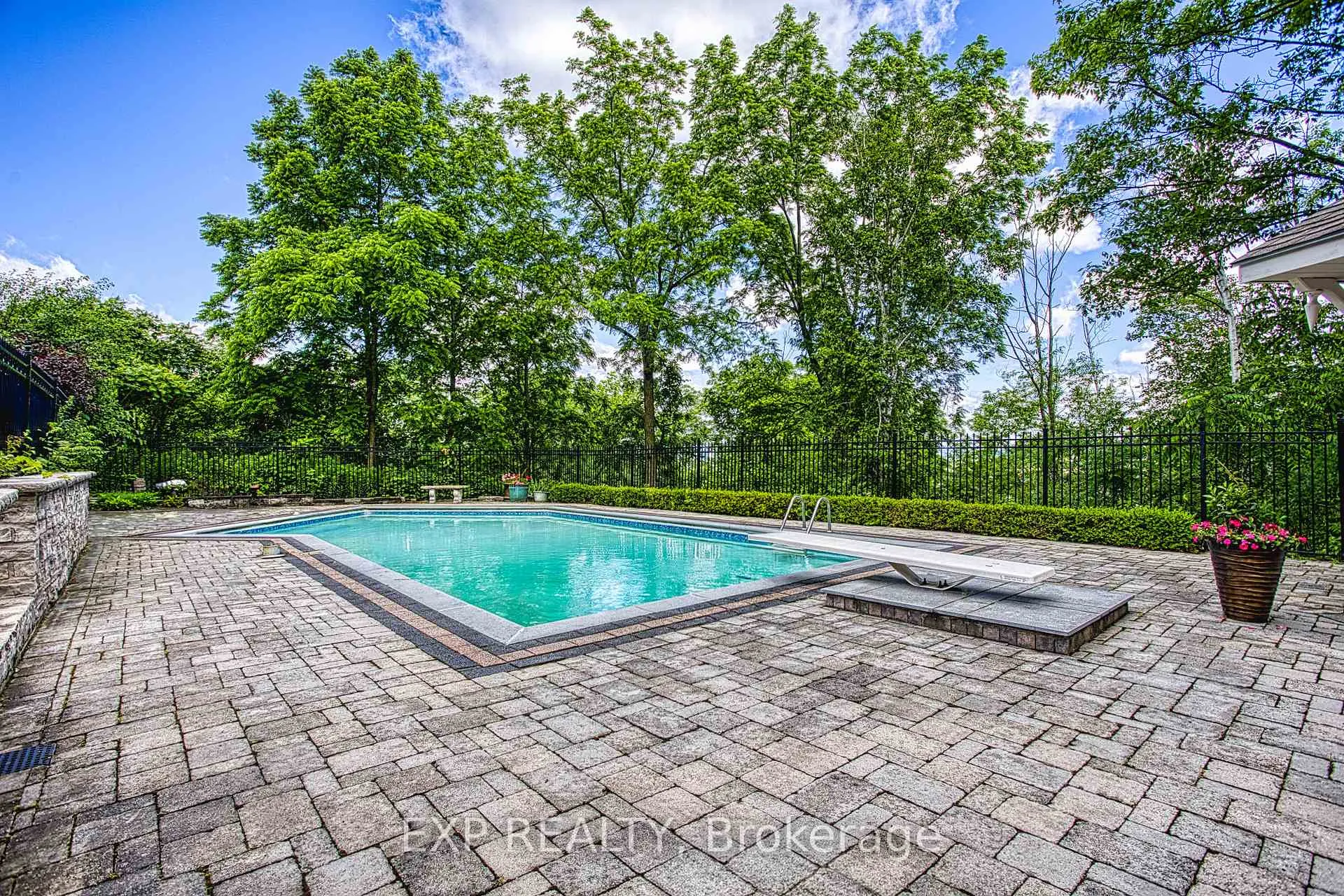 Photo 42 of 22 Burt Court, Hamilton, Stoney Creek — HOMEH