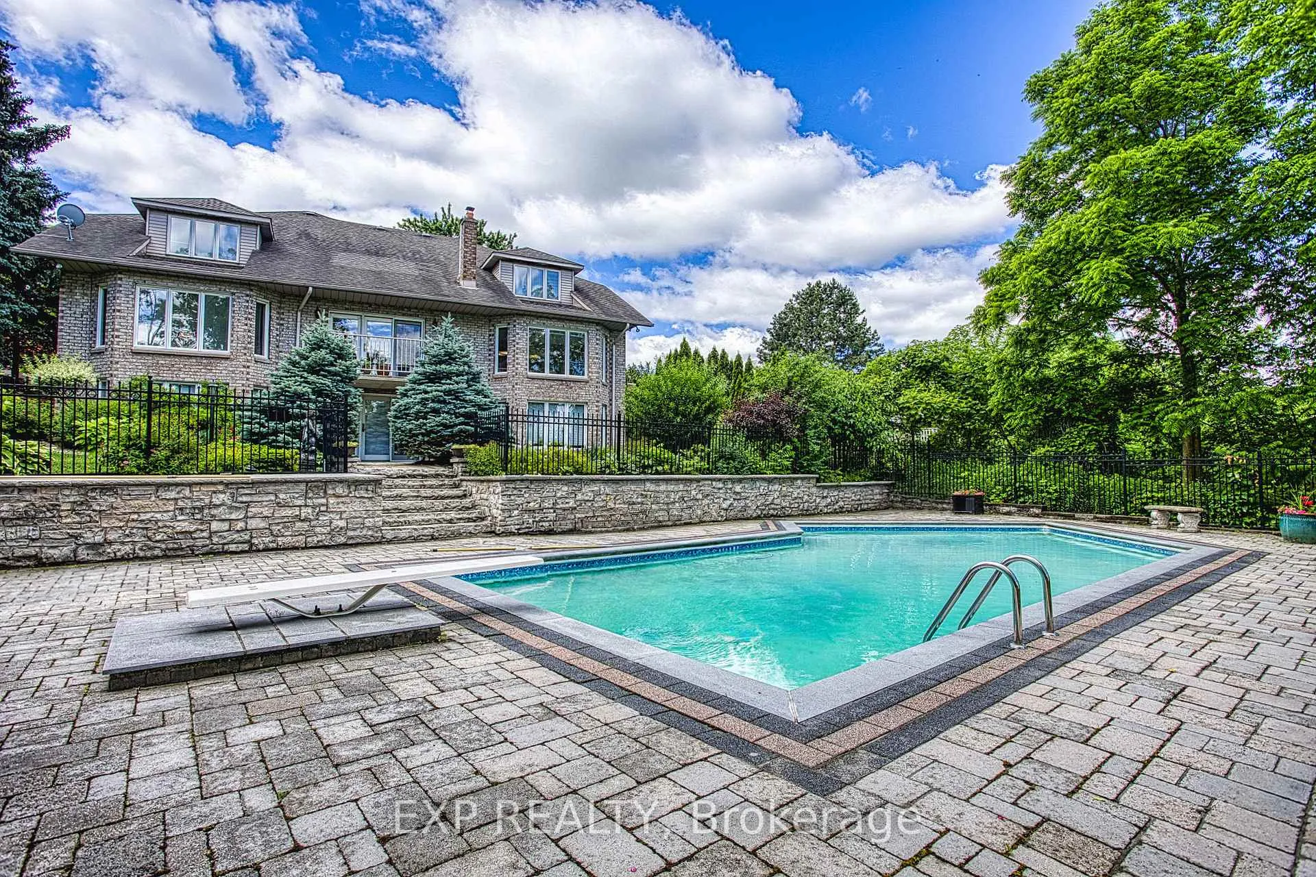 Photo 43 of 22 Burt Court, Hamilton, Stoney Creek — HOMEH