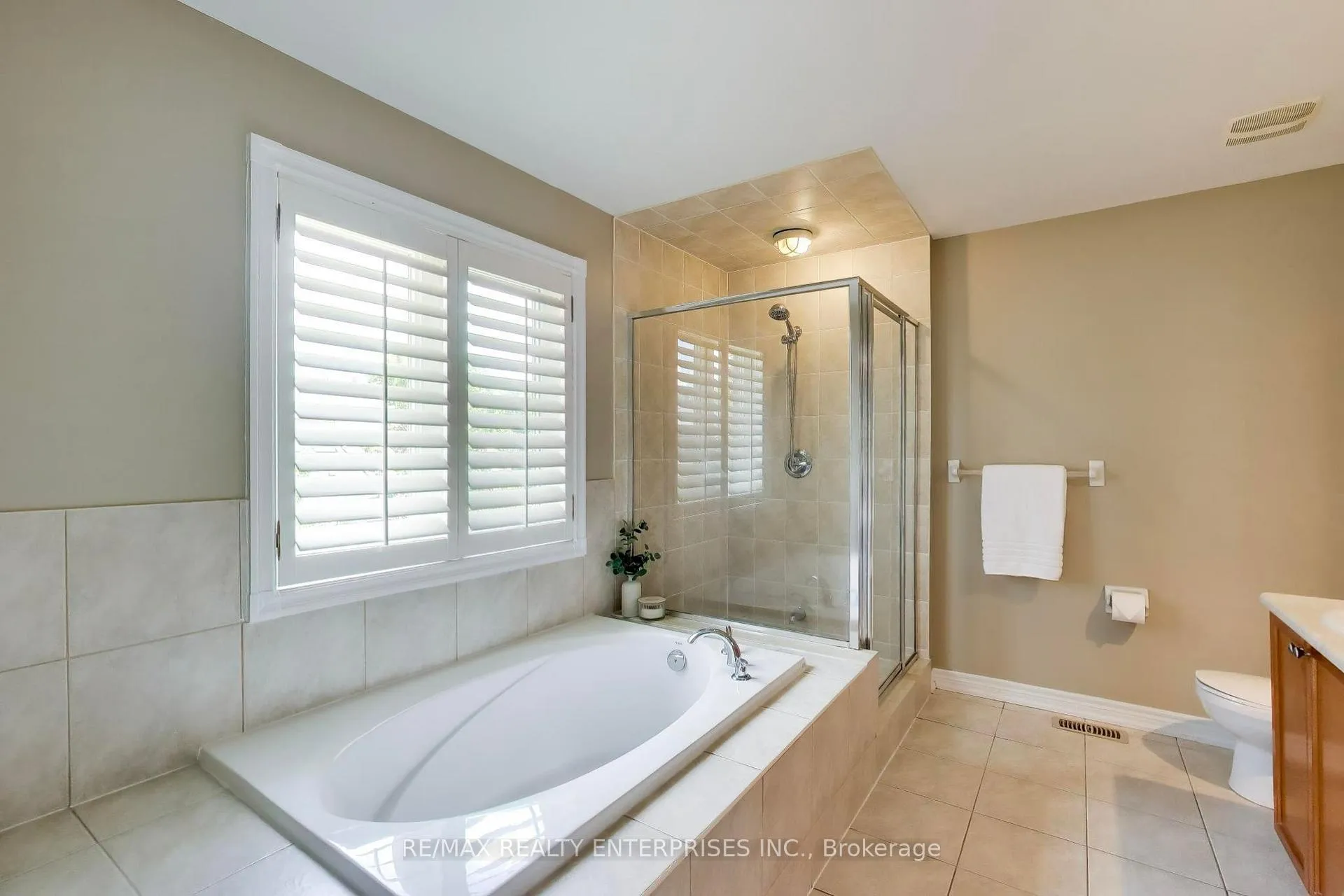 Photo 23 of 1613 Northmount Avenue, Mississauga, Lakeview — HOMEH
