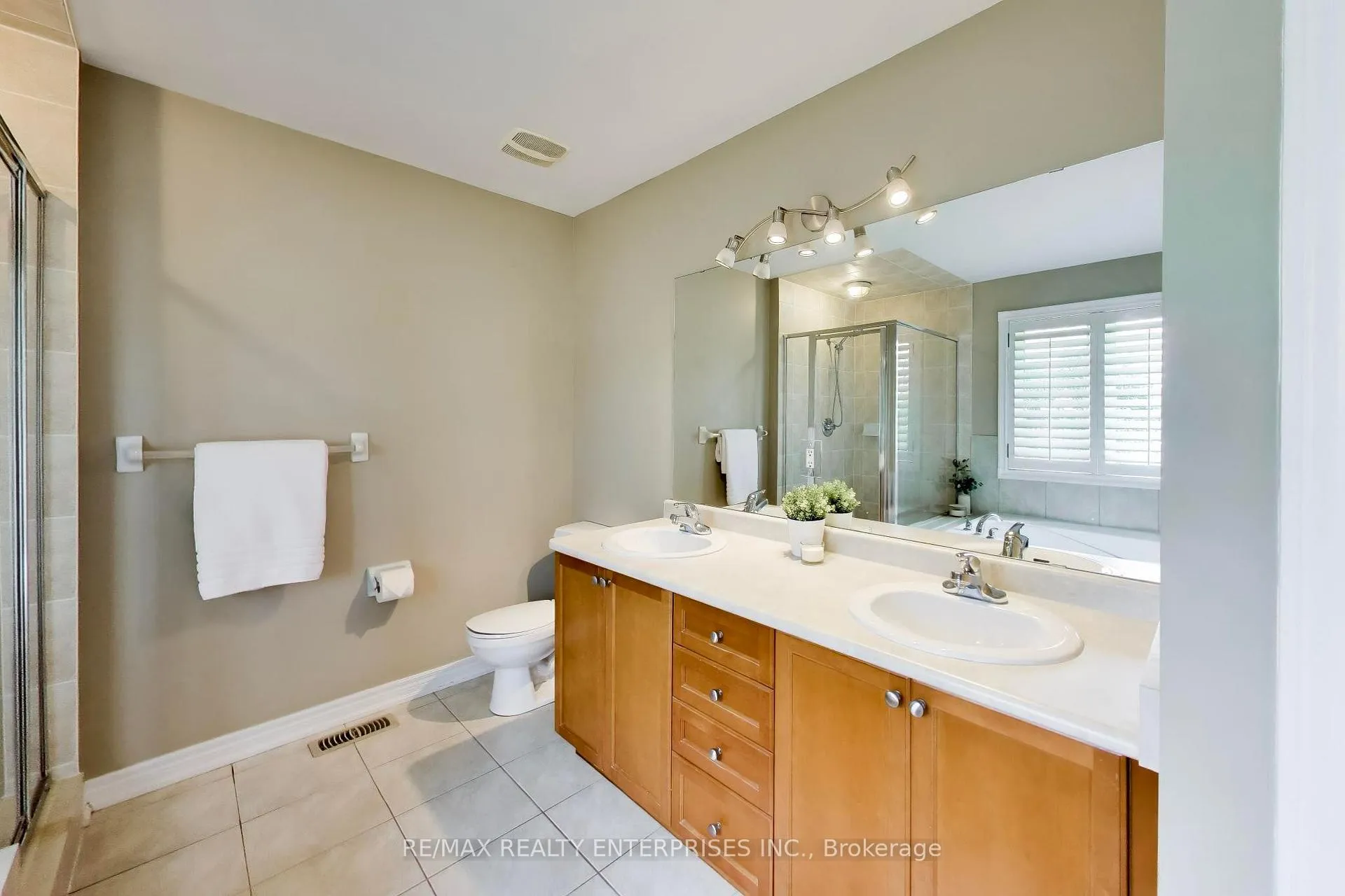 Photo 24 of 1613 Northmount Avenue, Mississauga, Lakeview — HOMEH