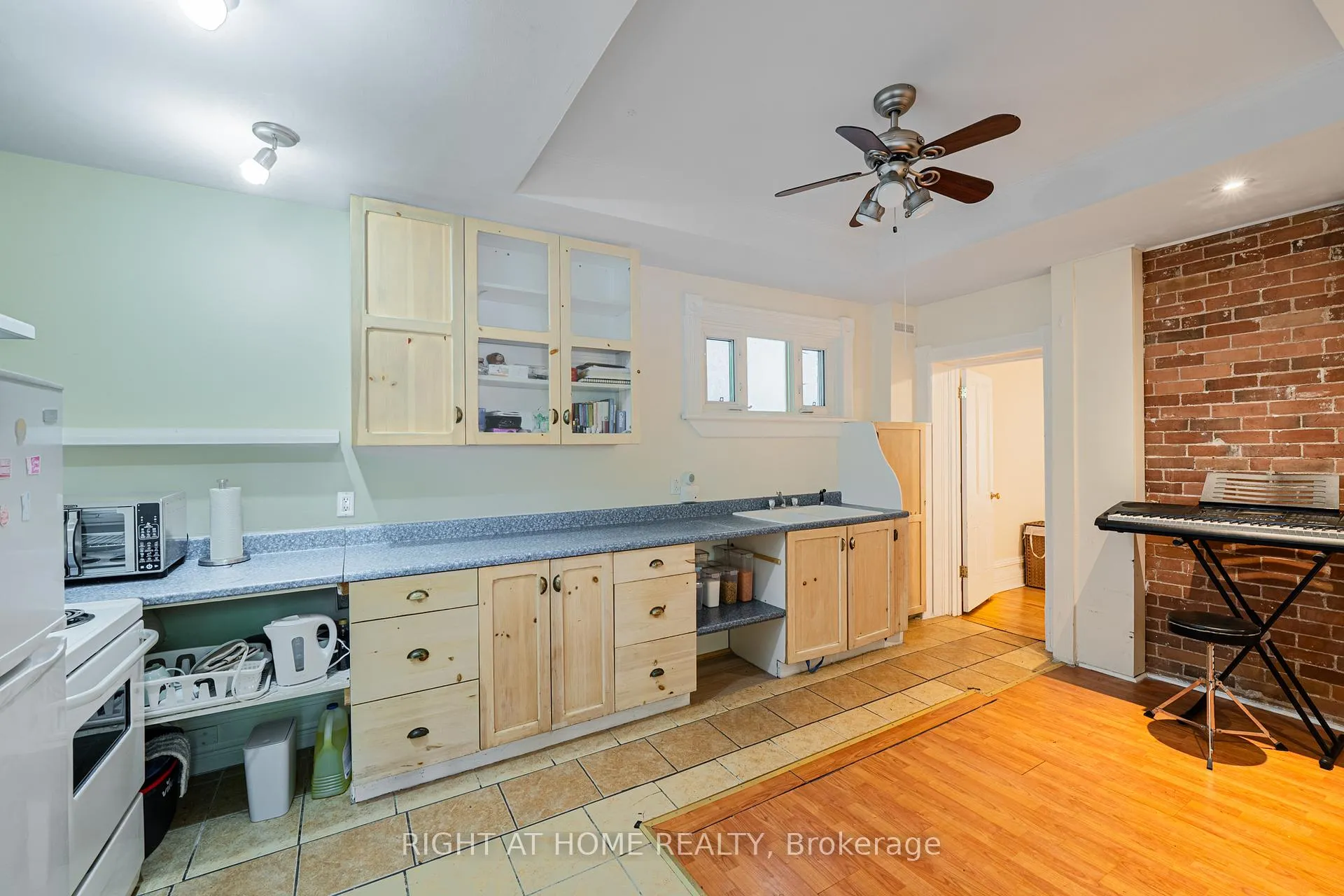 Photo 3 of Unit B, 220 Lyon Street, Ottawa, Ottawa Centre — HOMEH
