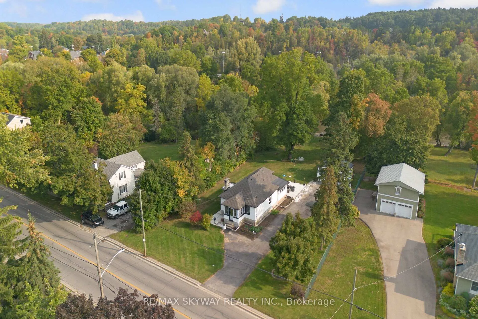 Photo 2 of 45 Confederation Street, Halton Hills, Glen Williams — HOMEH