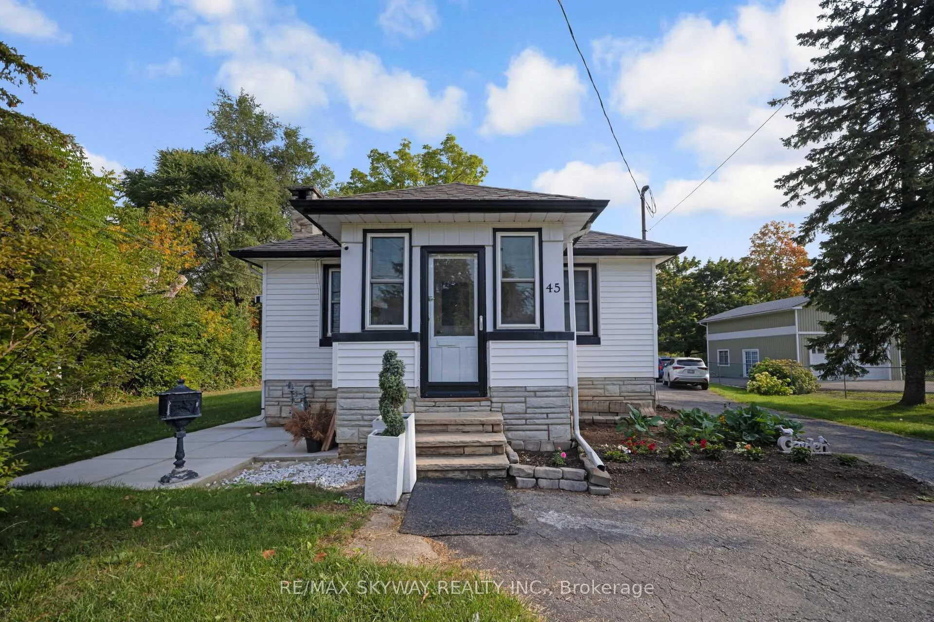 Photo 9 of 45 Confederation Street, Halton Hills, Glen Williams — HOMEH