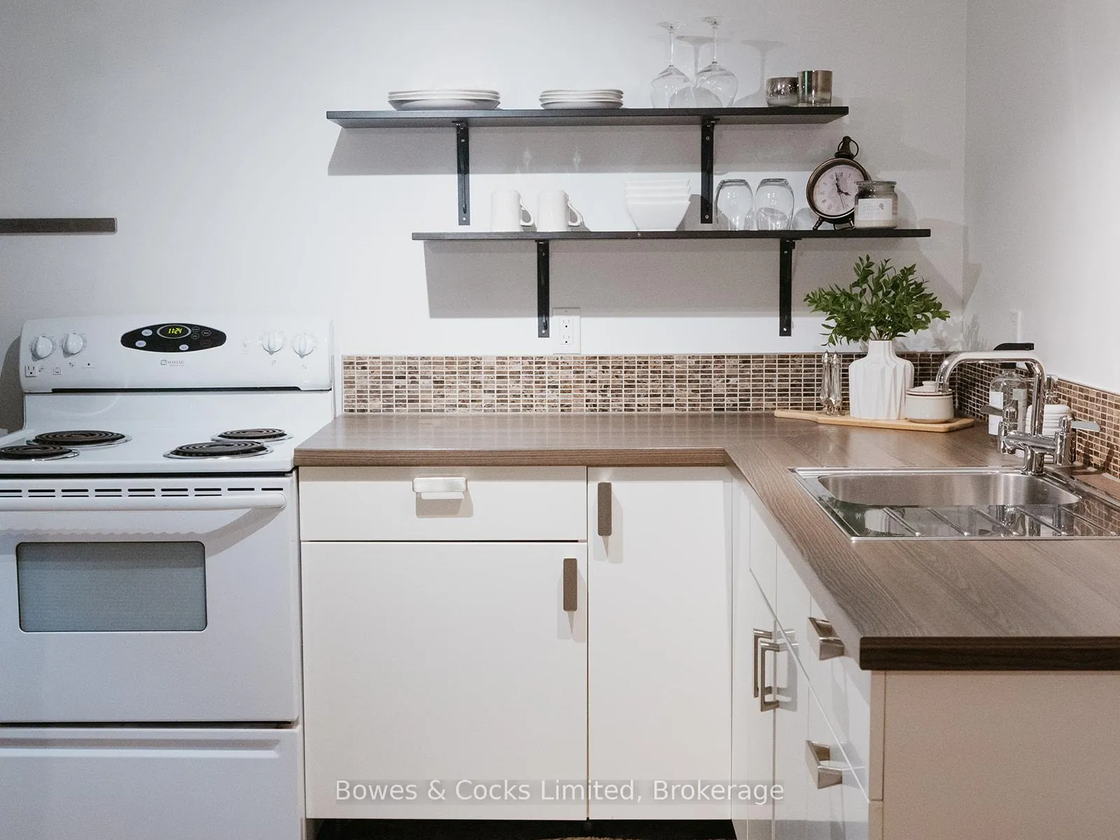 Photo 11 of 951 Ellesmere Avenue, Peterborough, Northcrest Ward 5 — HOMEH