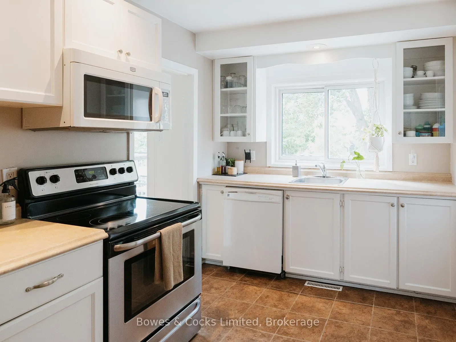 Photo 15 of 951 Ellesmere Avenue, Peterborough, Northcrest Ward 5 — HOMEH