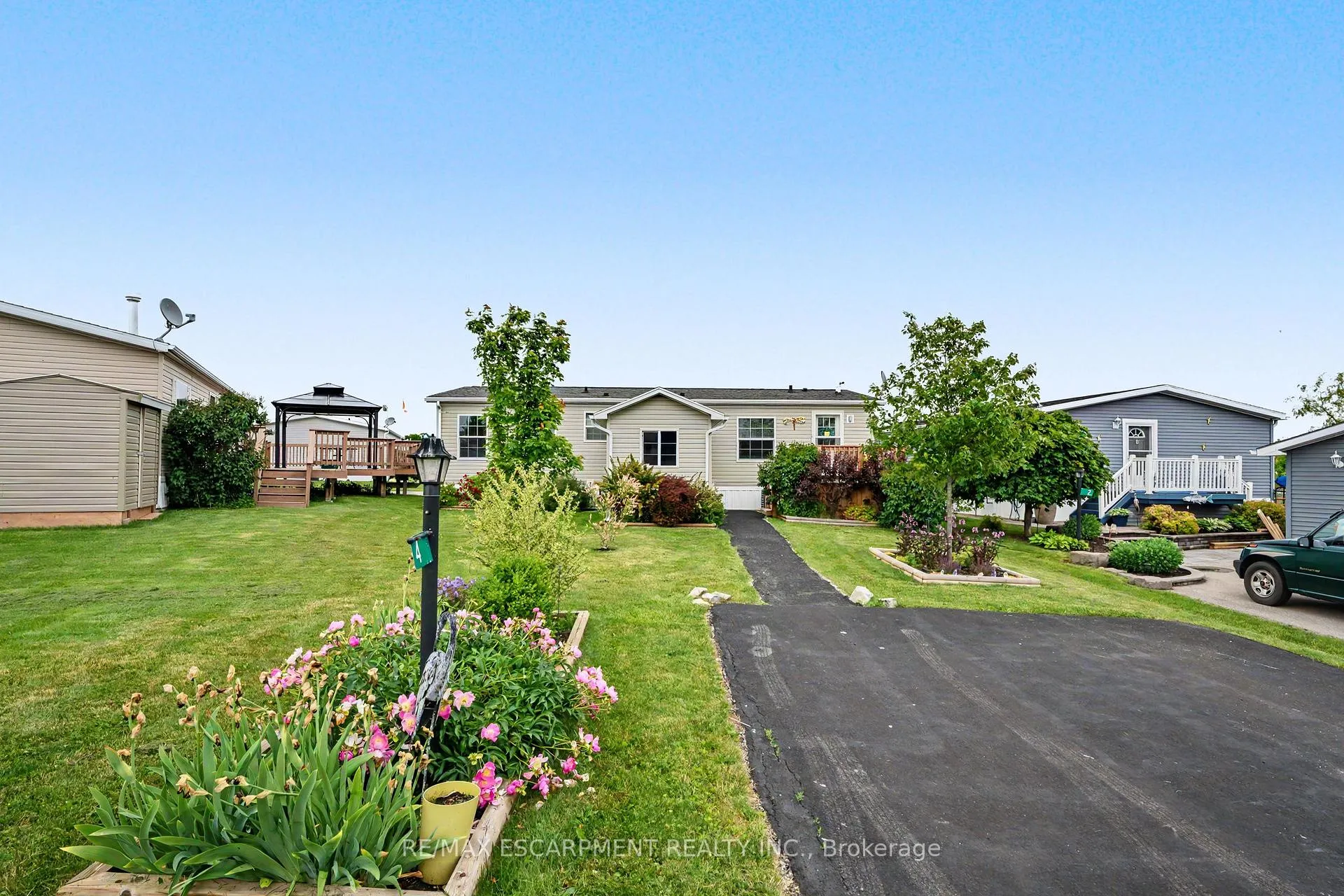 Photo 2 of 4 Hickory Hollow, Haldimand, Nanticoke — HOMEH