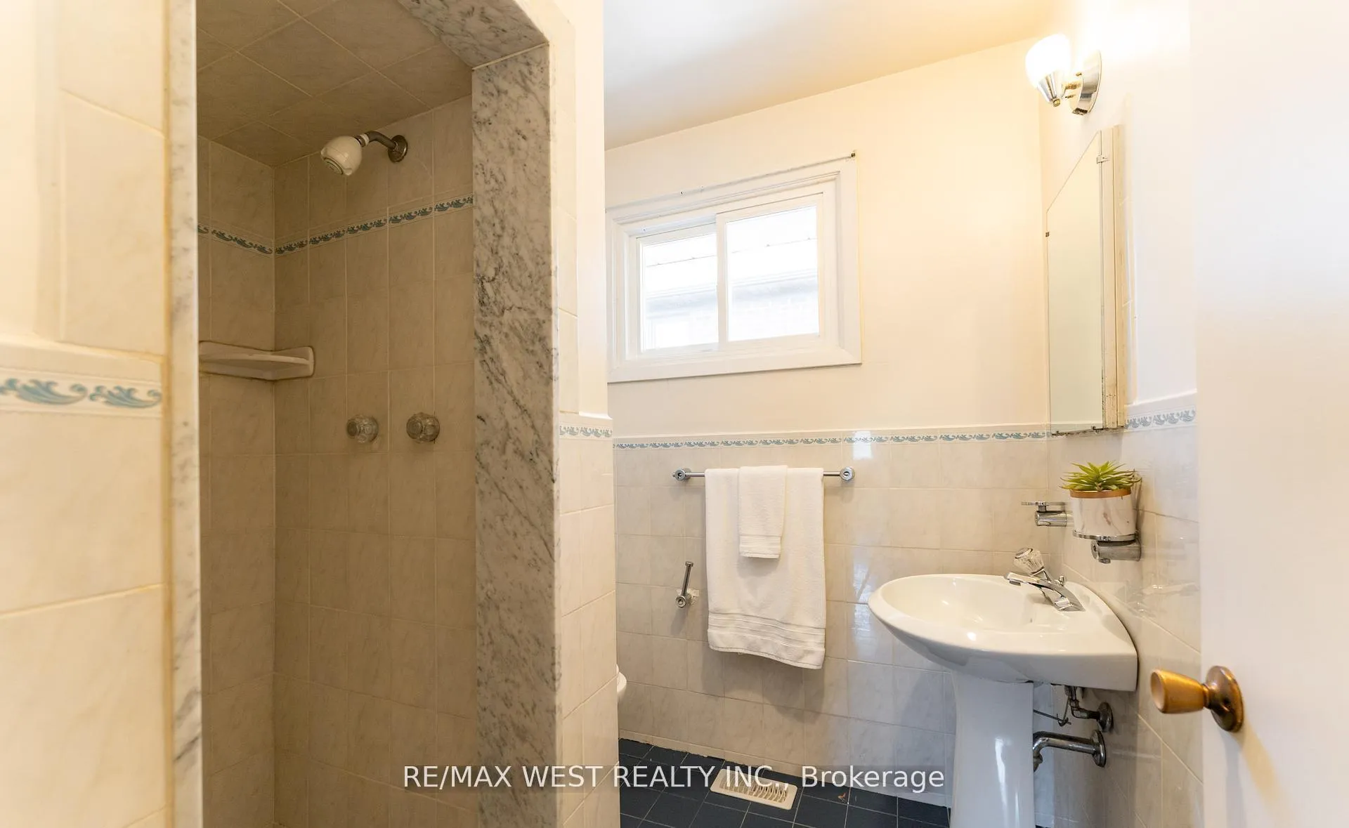 Photo 15 of 29 Braywin Drive, Etobicoke, Kingsview Village-The Westway — HOMEH