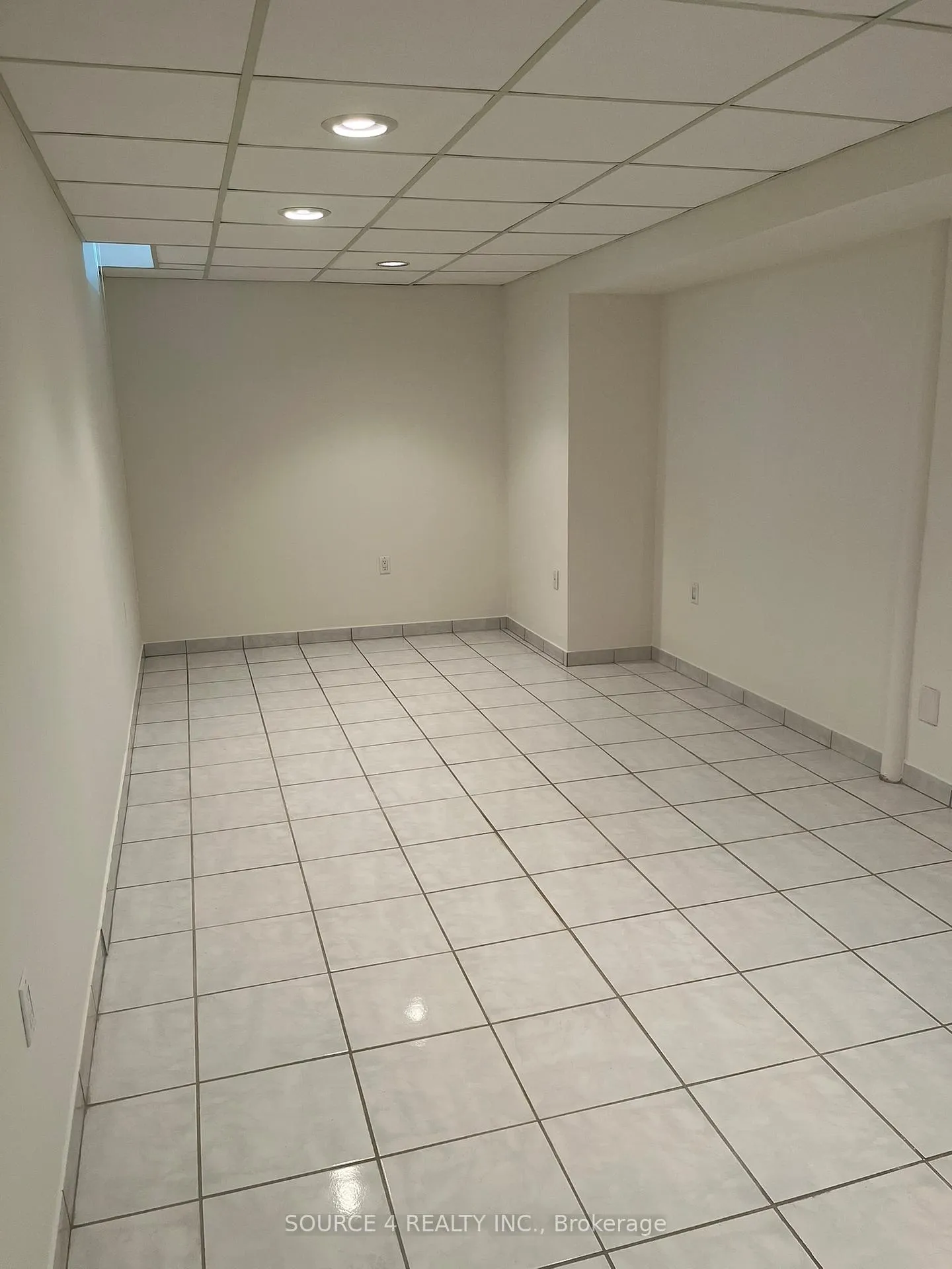 Photo 6 of Unit Basement, 138 Venetian Crescent, Vaughan, East Woodbridge — HOMEH