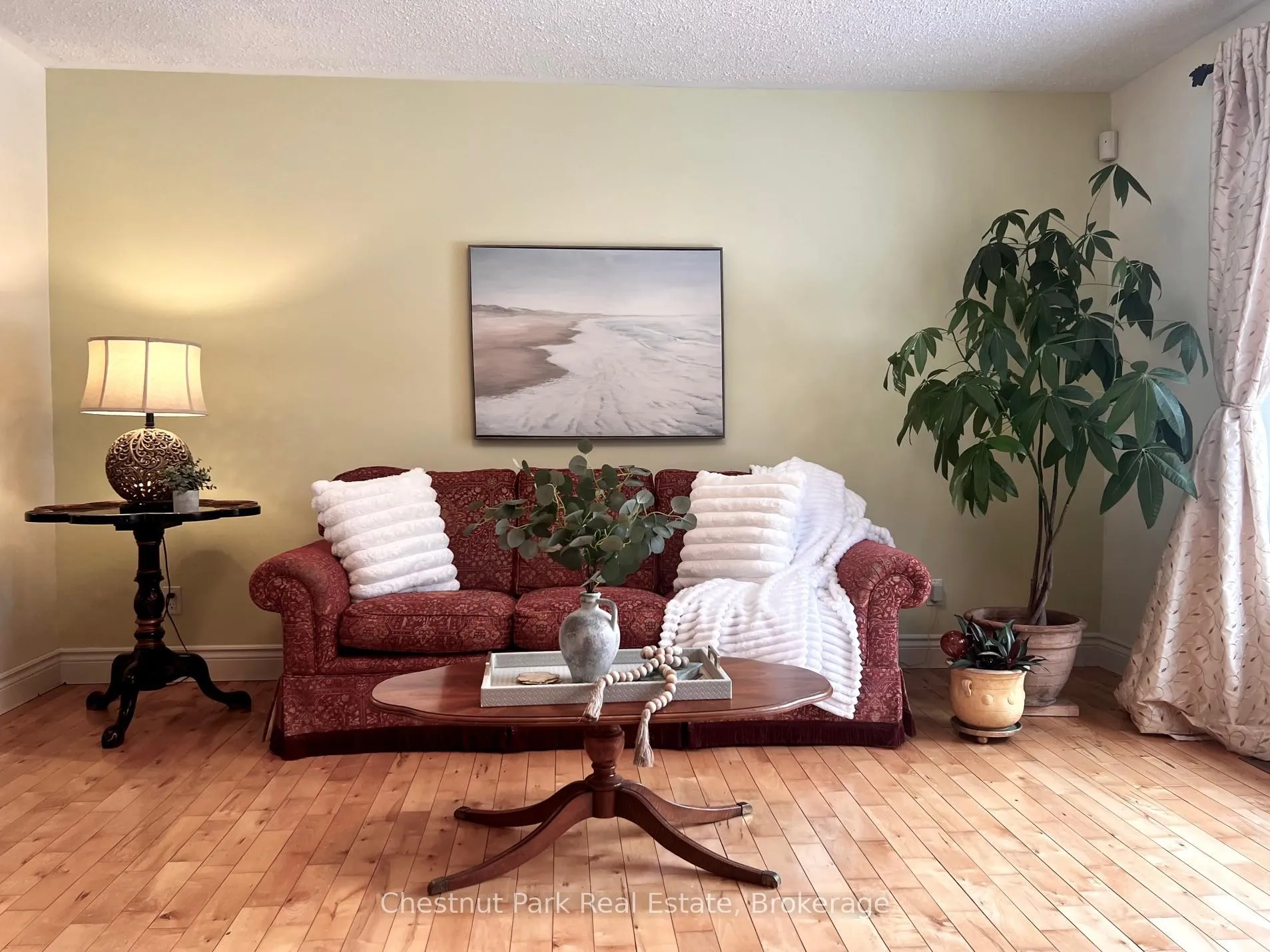 Photo 2 of 135 Christopher Avenue, Wasaga Beach — HOMEH