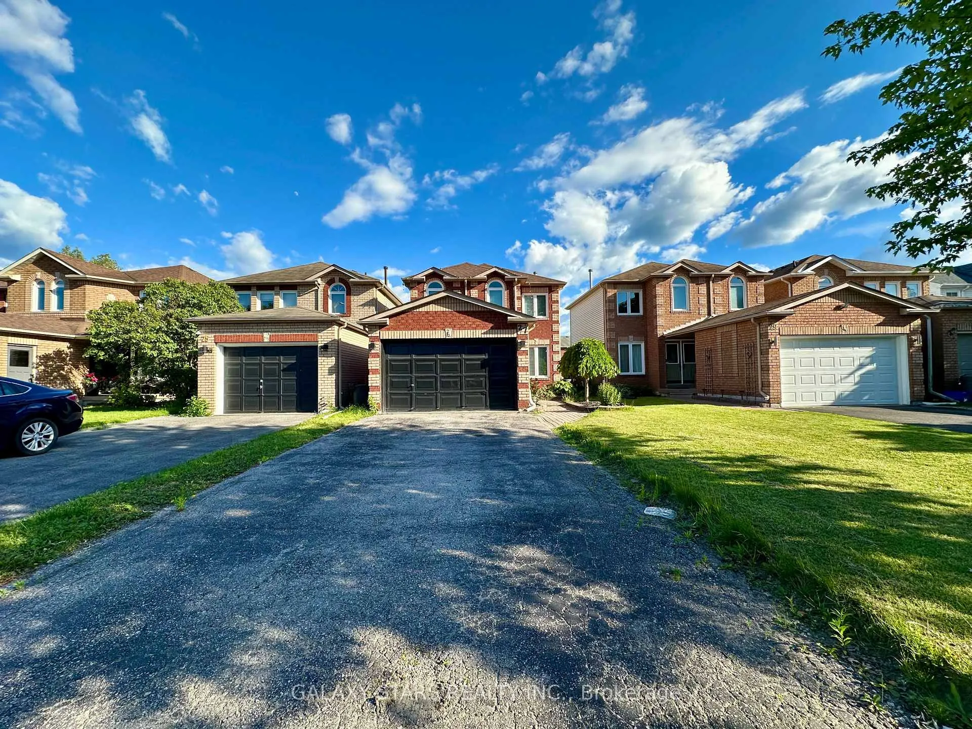 Photo 2 of 27 John Walter Crescent, Clarington, Courtice — HOMEH