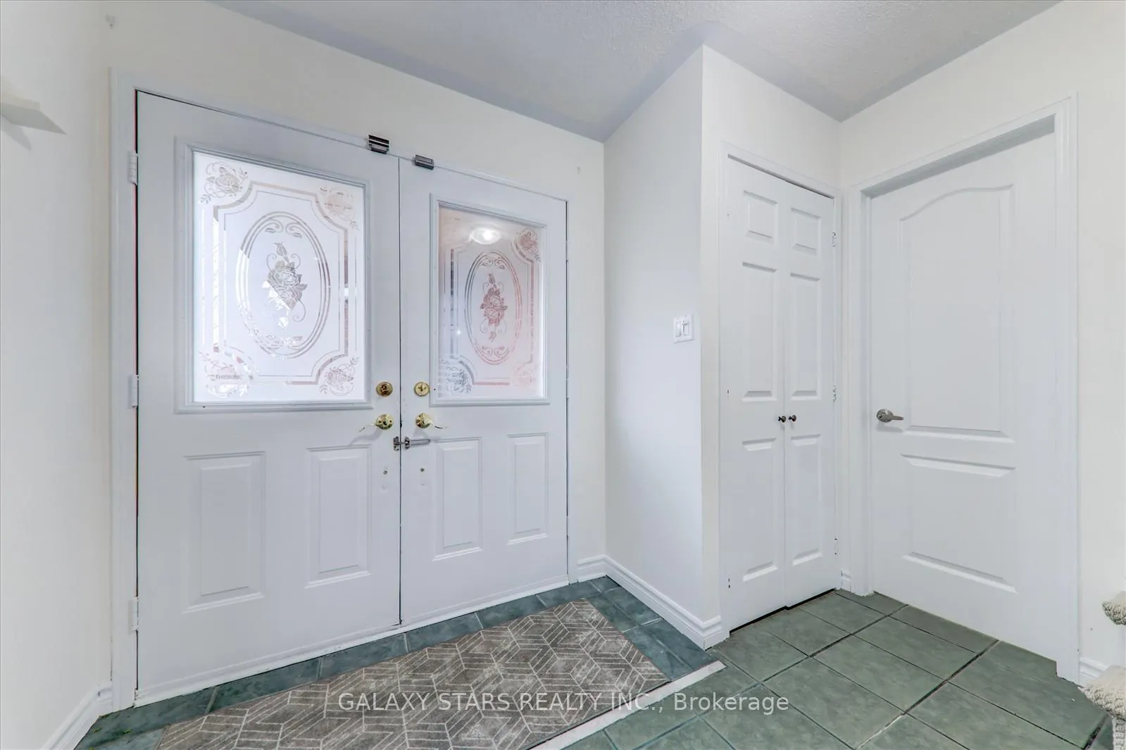 Photo 5 of 27 John Walter Crescent, Clarington, Courtice — HOMEH