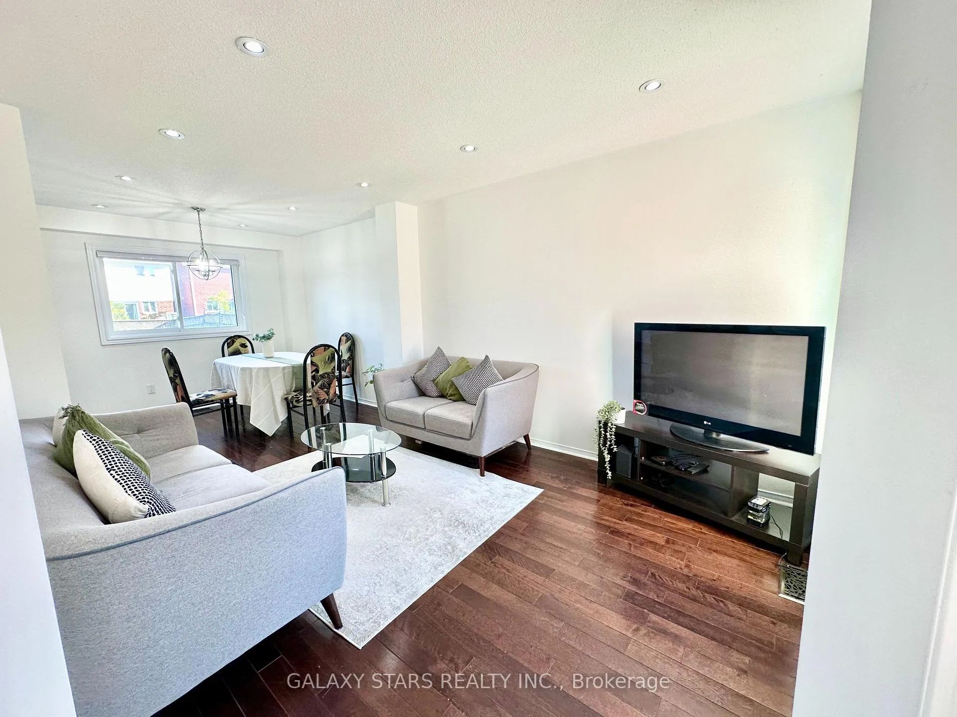 Photo 10 of 27 John Walter Crescent, Clarington, Courtice — HOMEH