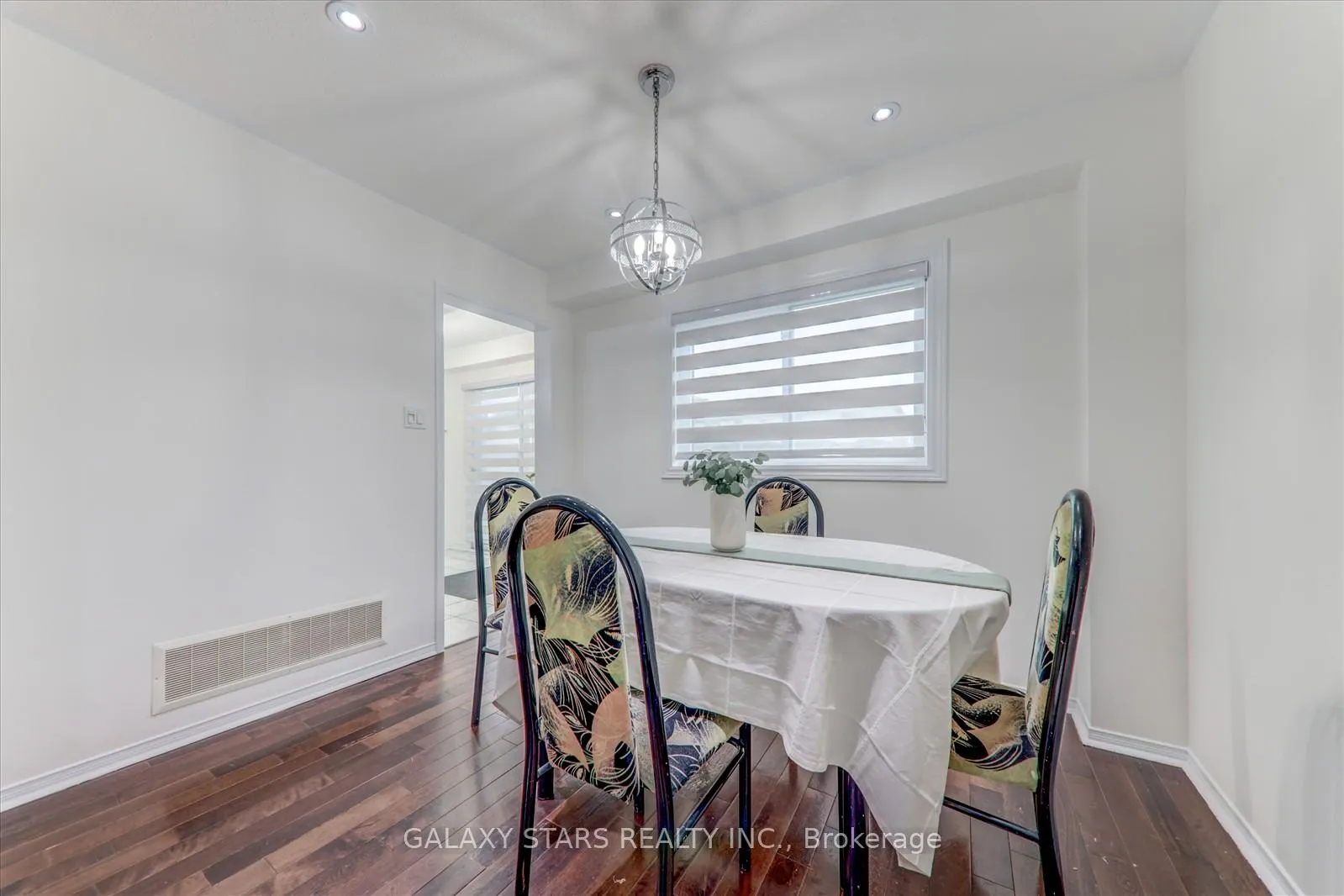 Photo 11 of 27 John Walter Crescent, Clarington, Courtice — HOMEH