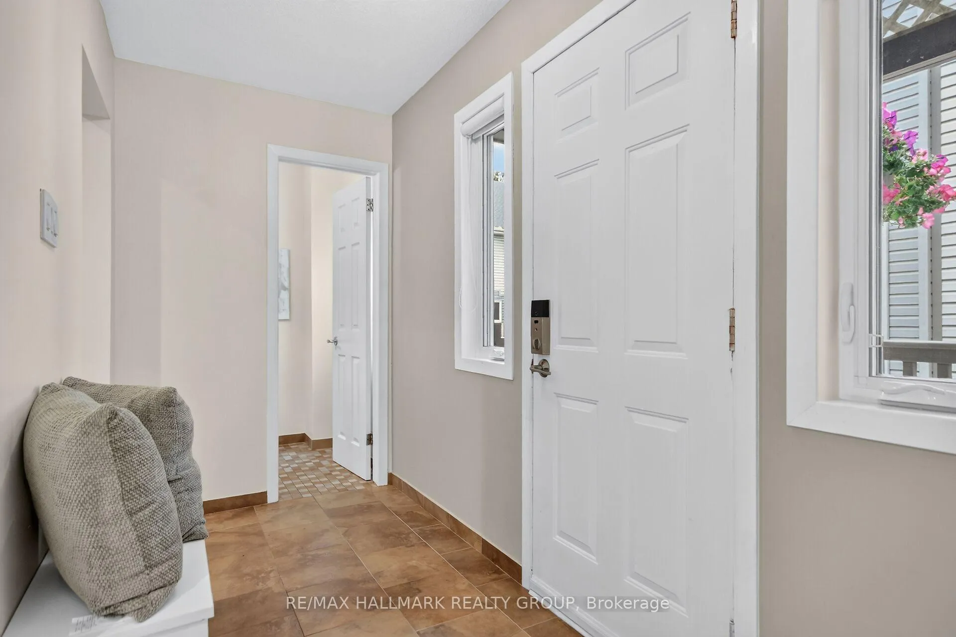 Photo 4 of Unit 7, 817 High Street E, Ottawa, Britannia Heights — HOMEH