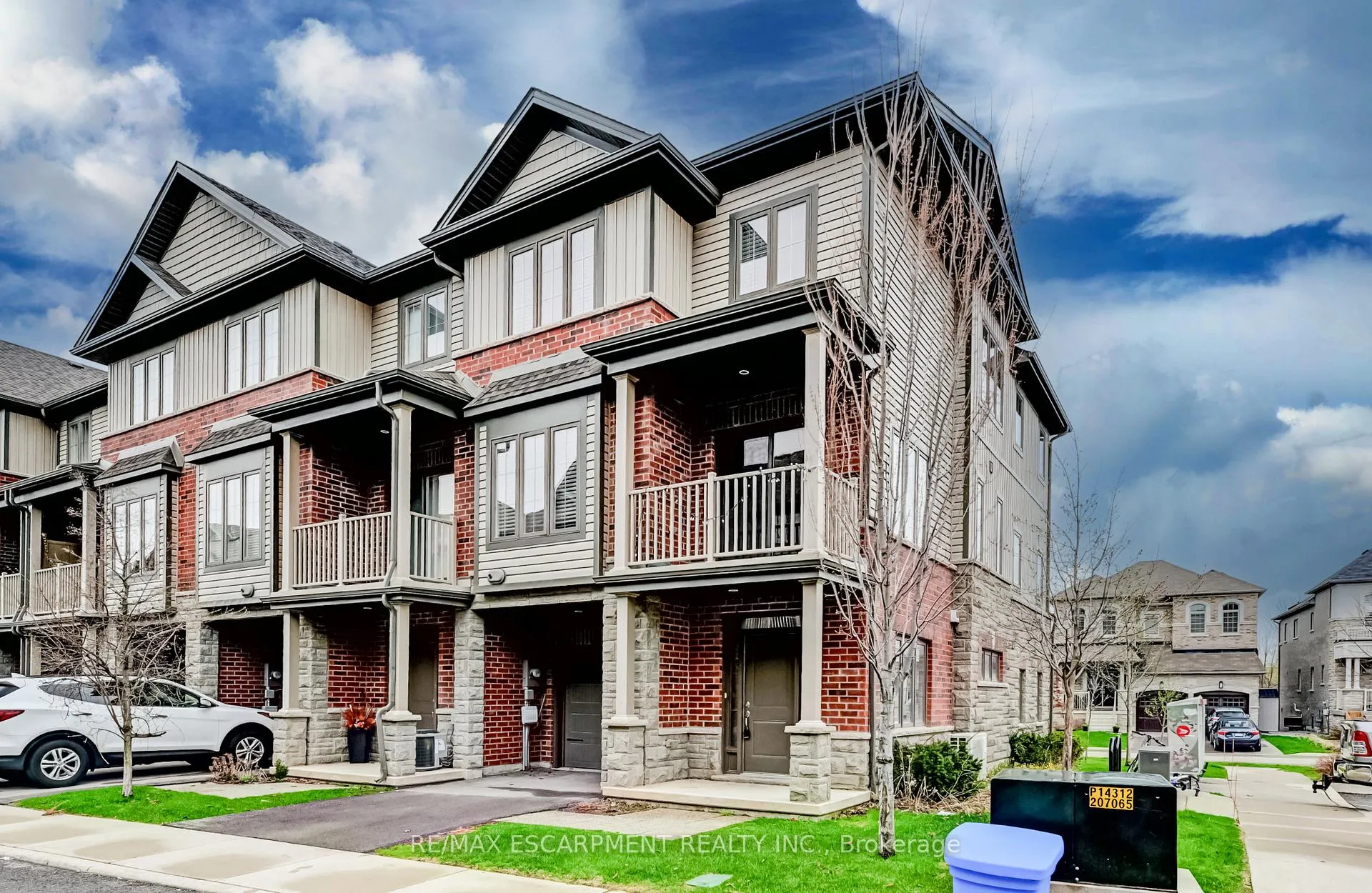 Photo 2 of 23 Ridgeside Lane, Hamilton, Waterdown — HOMEH