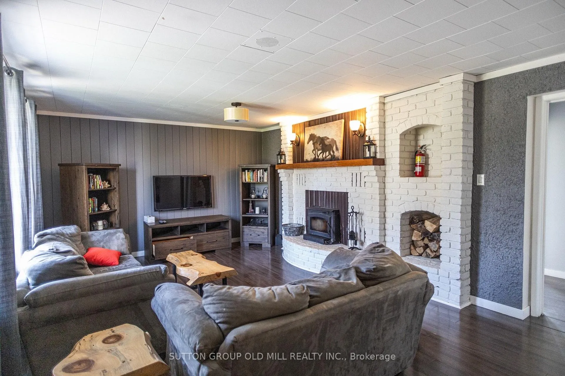 Photo 2 of 124 Bruce Street S, Blue Mountains — HOMEH