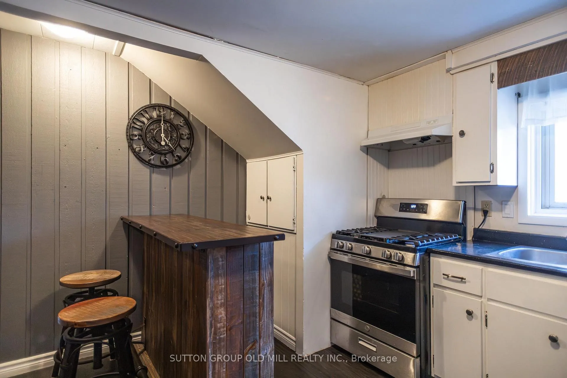 Photo 4 of 124 Bruce Street S, Blue Mountains — HOMEH