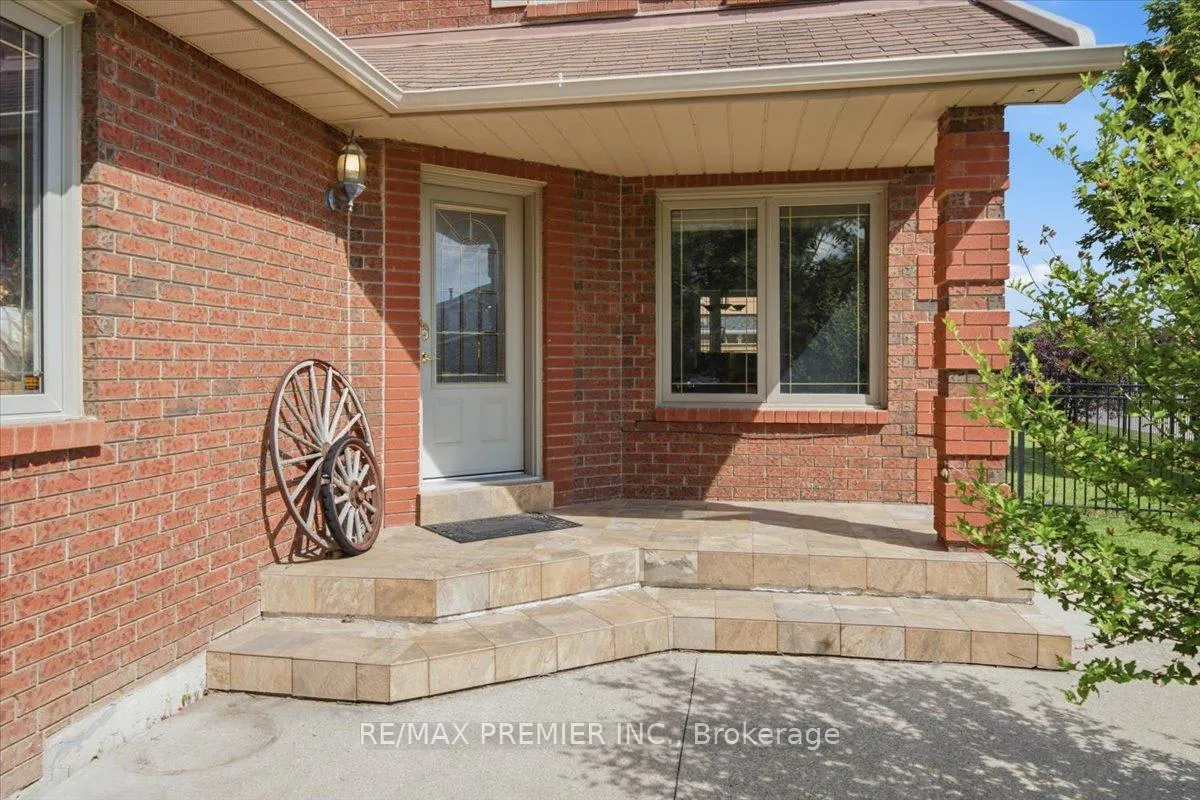 Photo 3 of 17 Berrydown Drive, Caledon, Bolton East — HOMEH