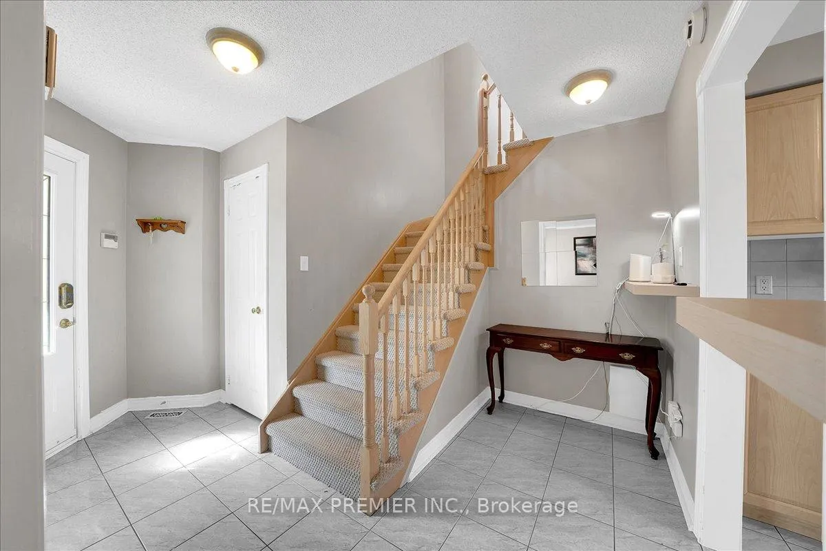 Photo 4 of 17 Berrydown Drive, Caledon, Bolton East — HOMEH