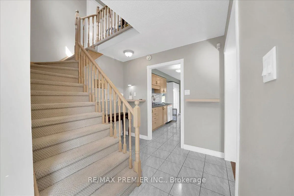 Photo 5 of 17 Berrydown Drive, Caledon, Bolton East — HOMEH