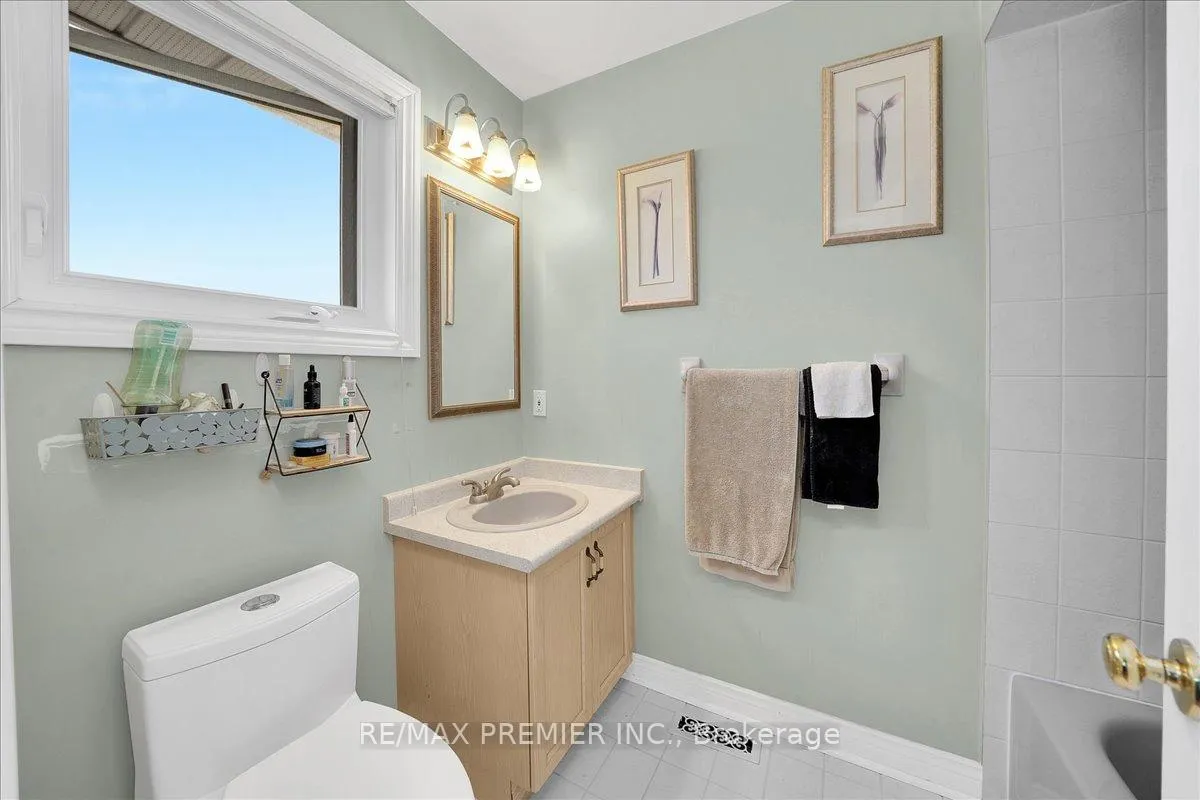 Photo 21 of 17 Berrydown Drive, Caledon, Bolton East — HOMEH