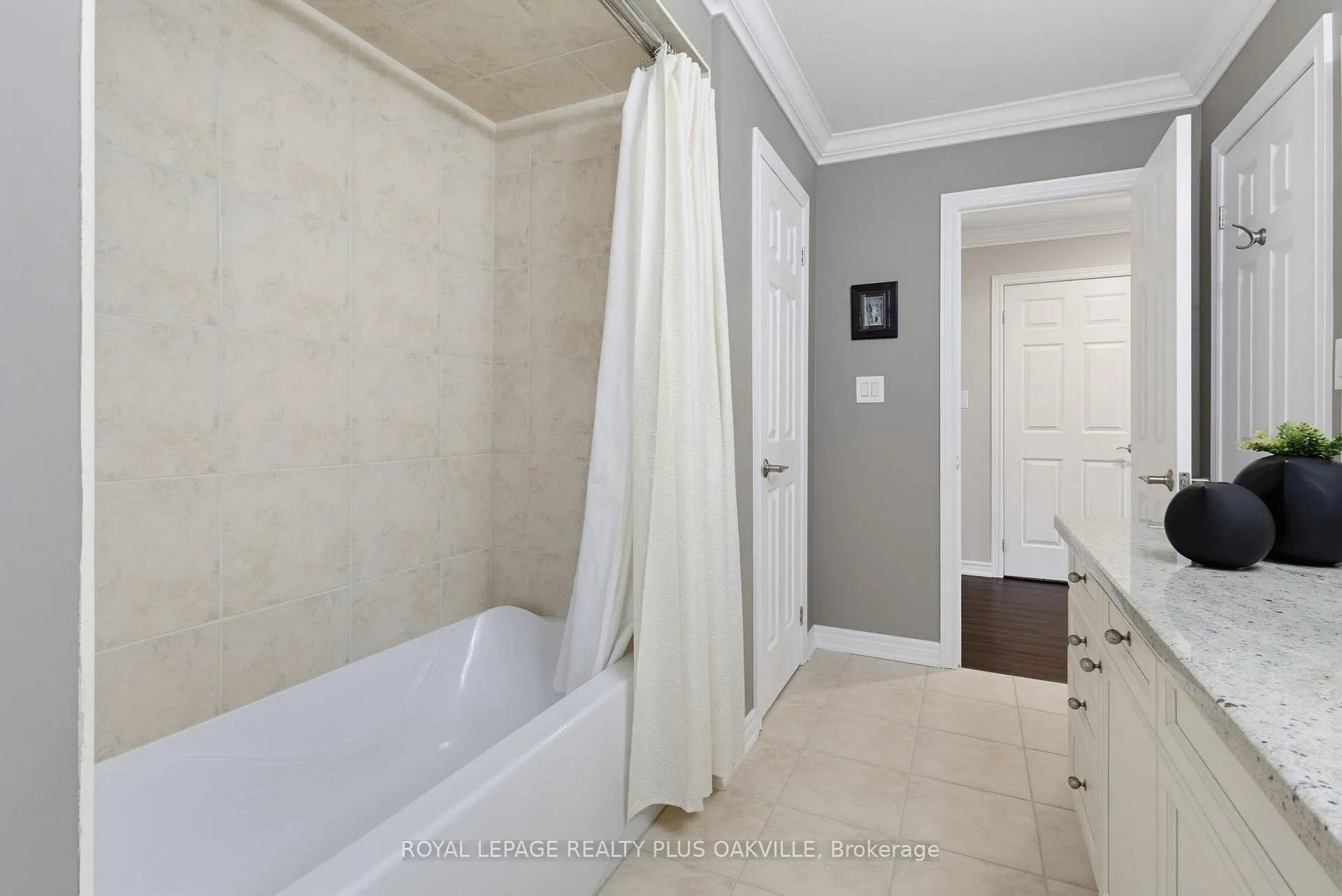 Photo 26 of 2444 Valleyridge Drive, Oakville, Bronte Creek — HOMEH