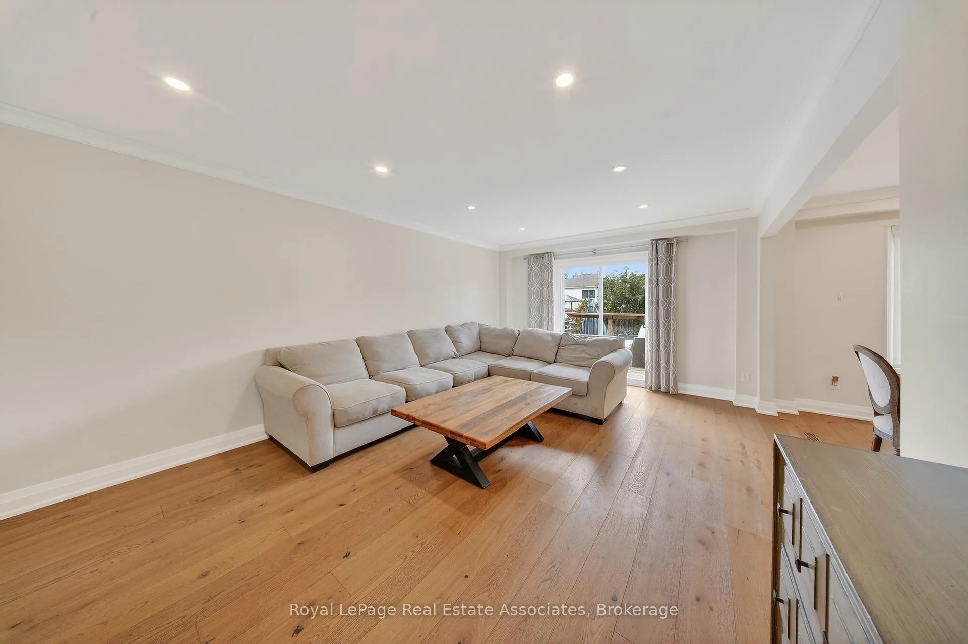 Photo 4 of 67 Beechnut Crescent, Clarington, Courtice — HOMEH