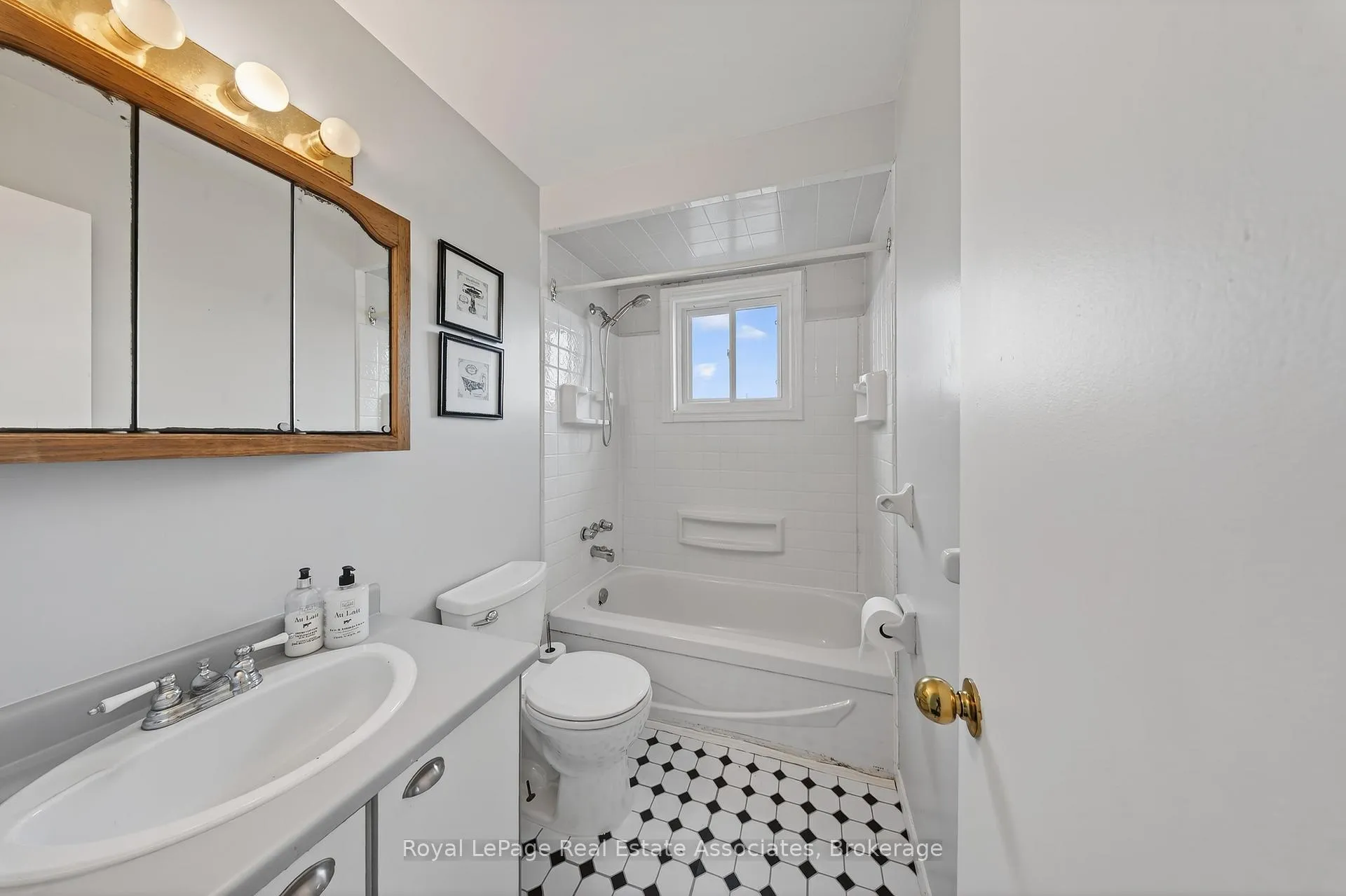 Photo 18 of 67 Beechnut Crescent, Clarington, Courtice — HOMEH