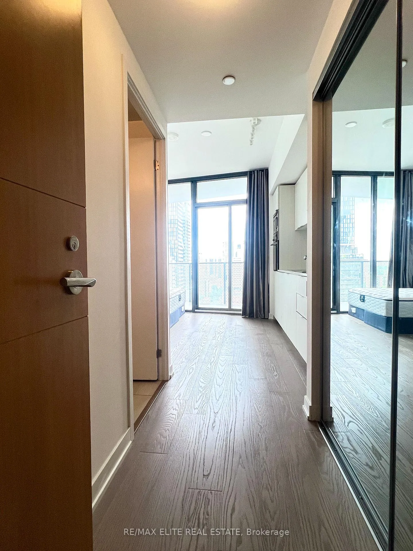 Photo 3 of Unit 1812, 11 Wellesley Street W, Toronto, Bay Street Corridor — HOMEH