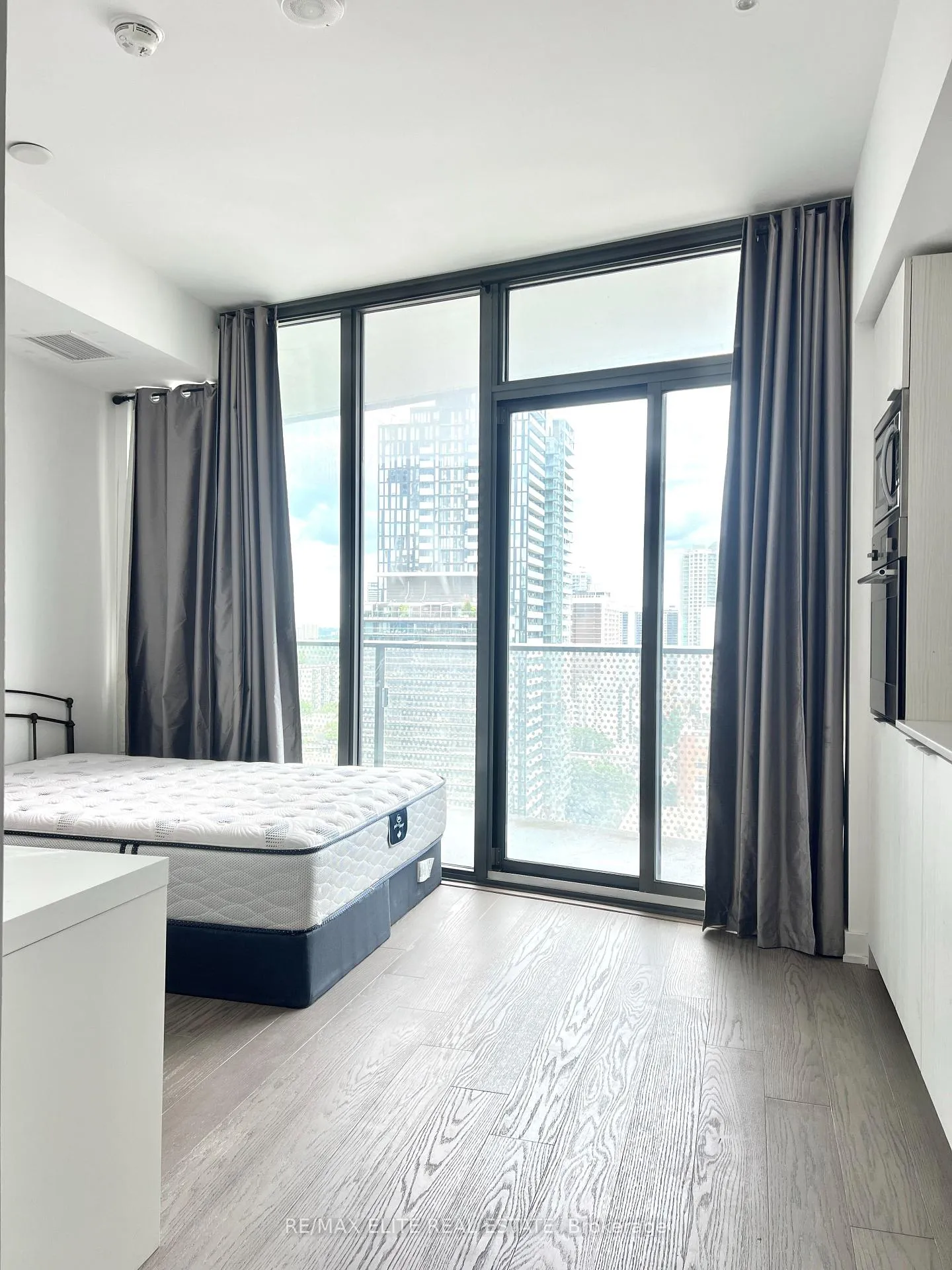 Photo 4 of Unit 1812, 11 Wellesley Street W, Toronto, Bay Street Corridor — HOMEH