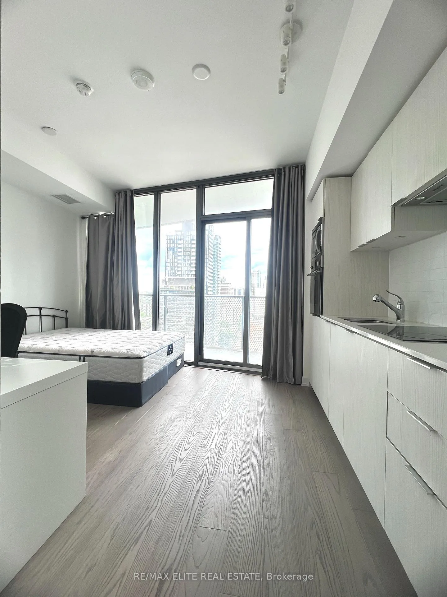 Photo 6 of Unit 1812, 11 Wellesley Street W, Toronto, Bay Street Corridor — HOMEH