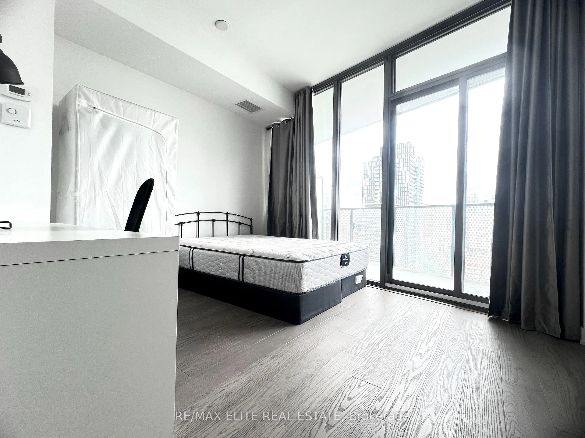 Photo 7 of Unit 1812, 11 Wellesley Street W, Toronto, Bay Street Corridor — HOMEH