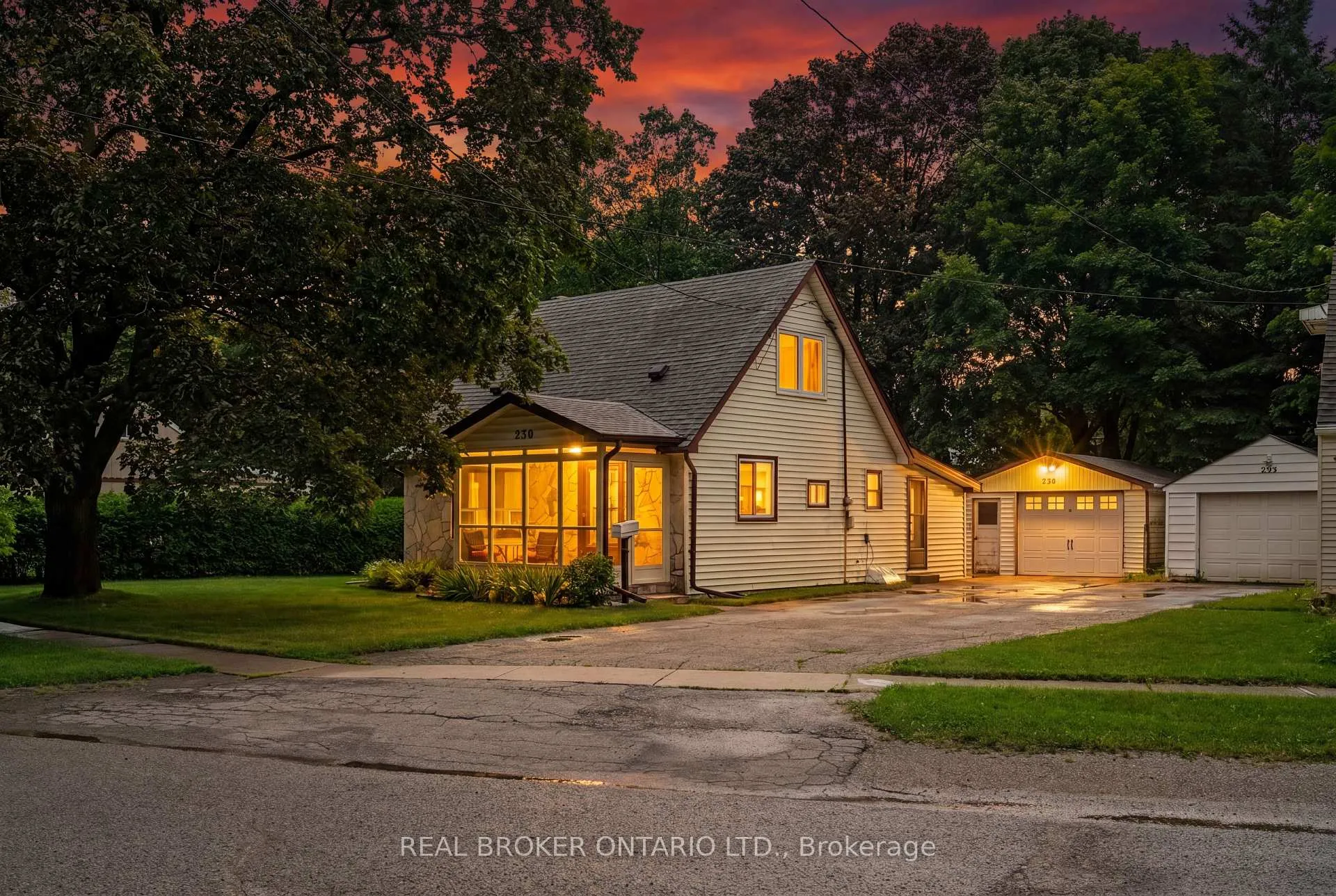 Photo 2 of 230 Mason Boulevard, Halton Hills, Acton — HOMEH