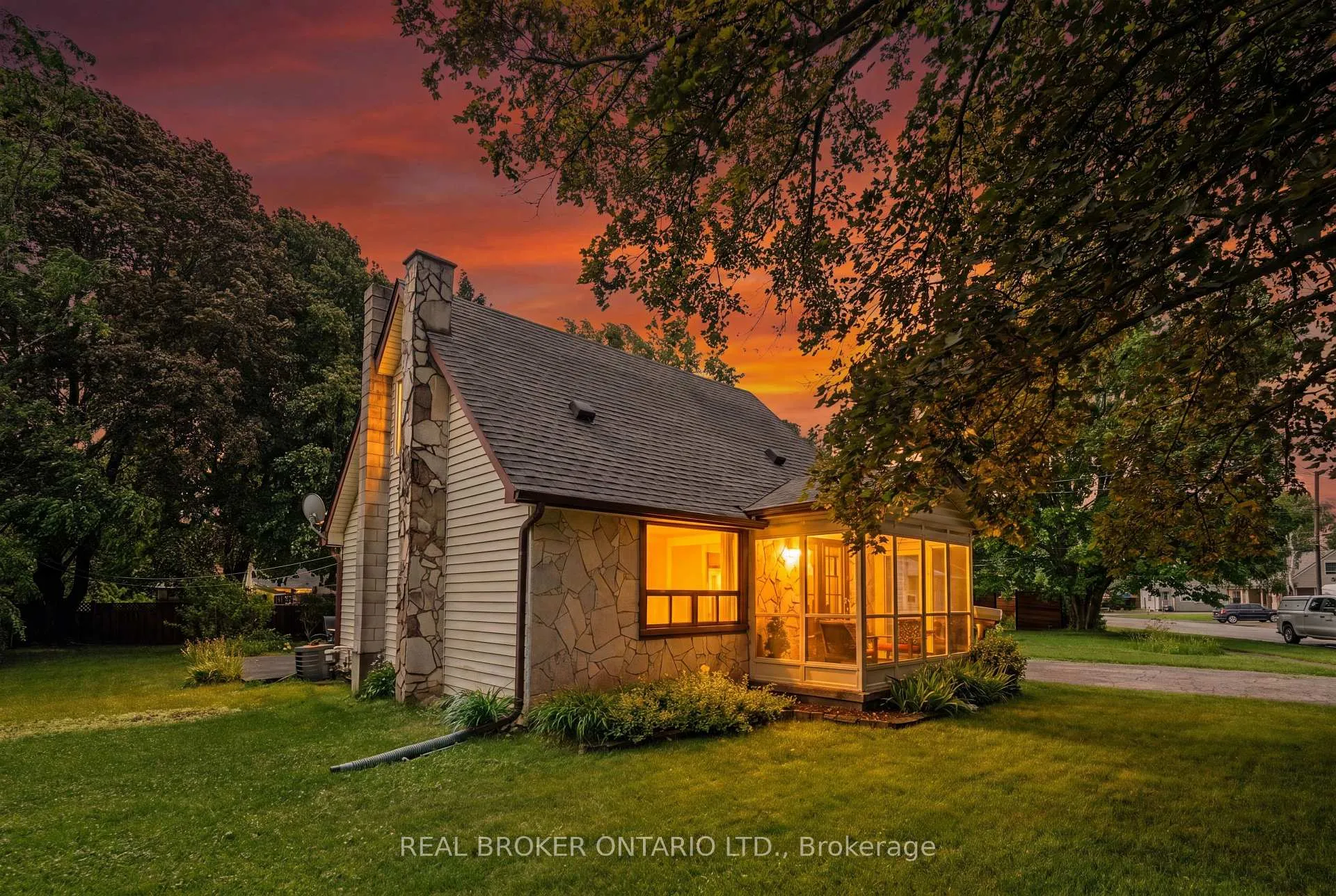 Photo 3 of 230 Mason Boulevard, Halton Hills, Acton — HOMEH