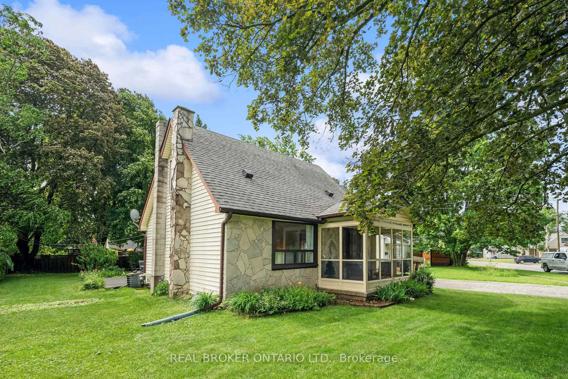 Photo 5 of 230 Mason Boulevard, Halton Hills, Acton — HOMEH