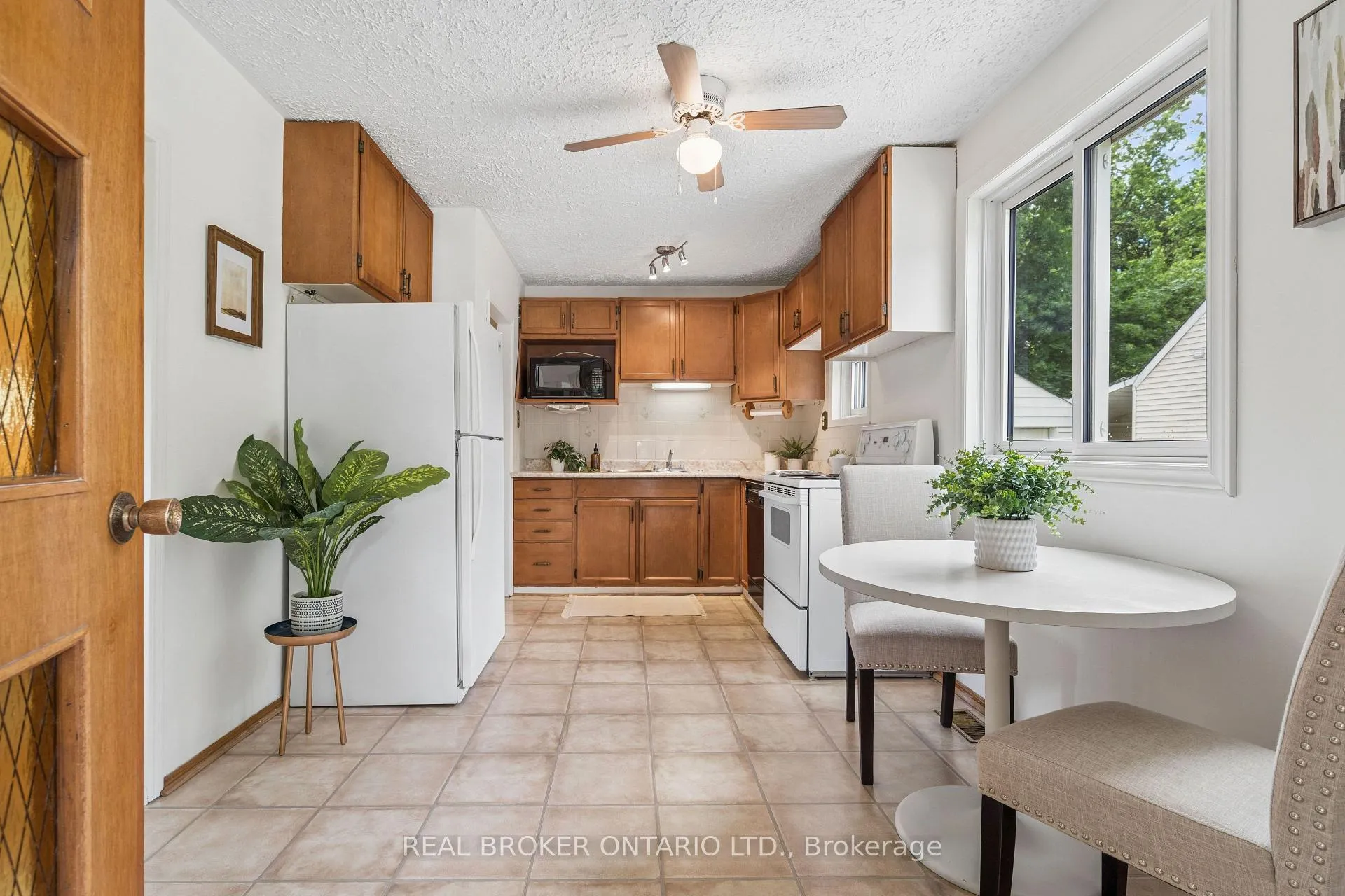 Photo 7 of 230 Mason Boulevard, Halton Hills, Acton — HOMEH