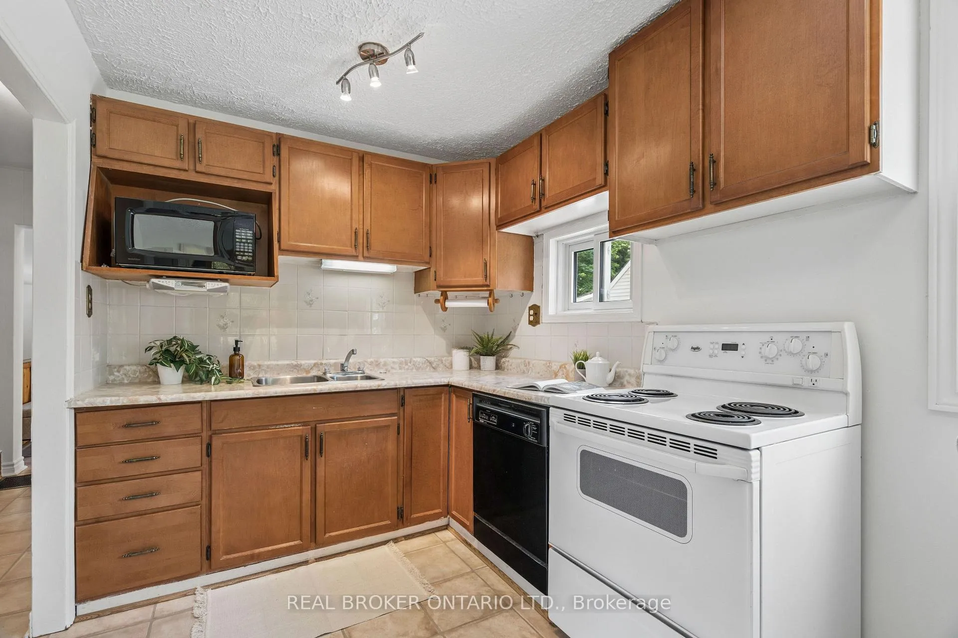 Photo 9 of 230 Mason Boulevard, Halton Hills, Acton — HOMEH