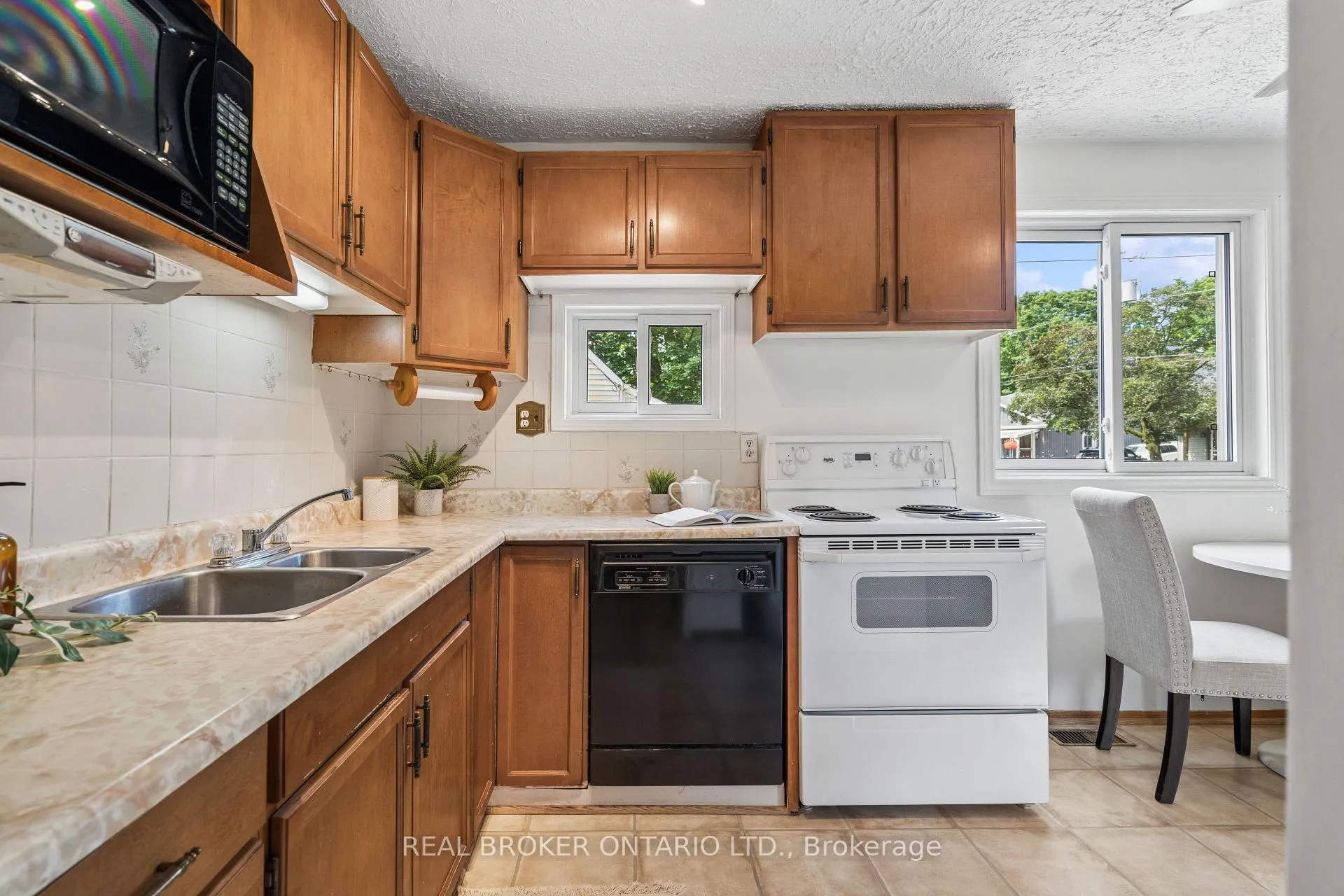 Photo 10 of 230 Mason Boulevard, Halton Hills, Acton — HOMEH