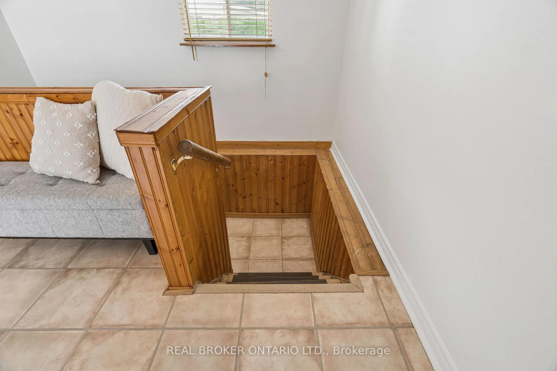 Photo 30 of 230 Mason Boulevard, Halton Hills, Acton — HOMEH