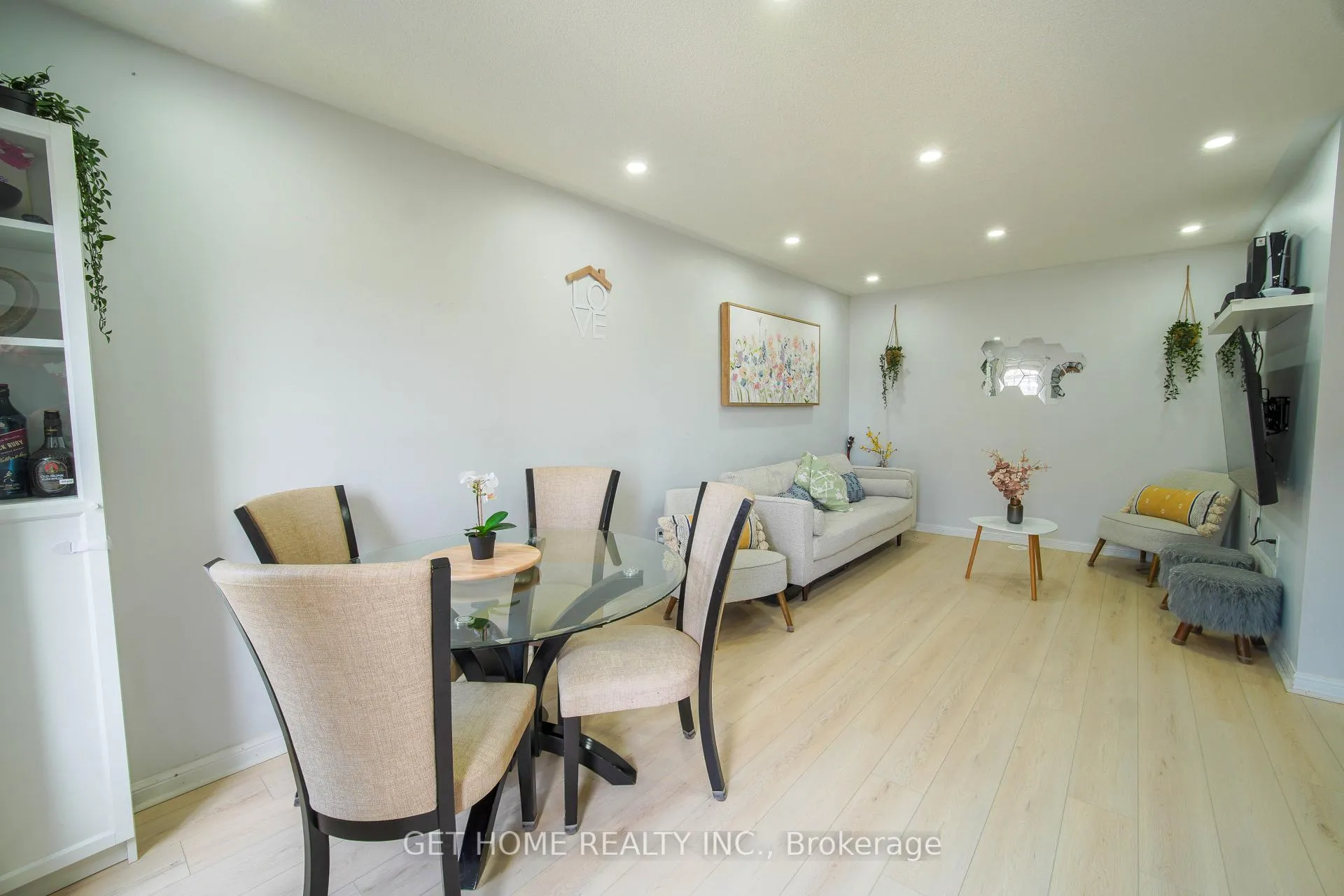 Photo 3 of 38 Suitor Court, Milton, Willmott — HOMEH
