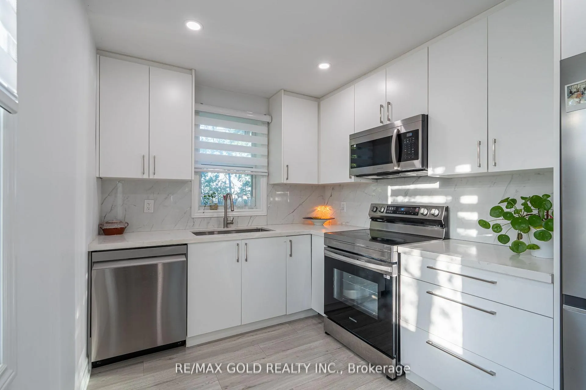 Photo 8 of 2015 Stanfield Road, Mississauga, Lakeview — HOMEH