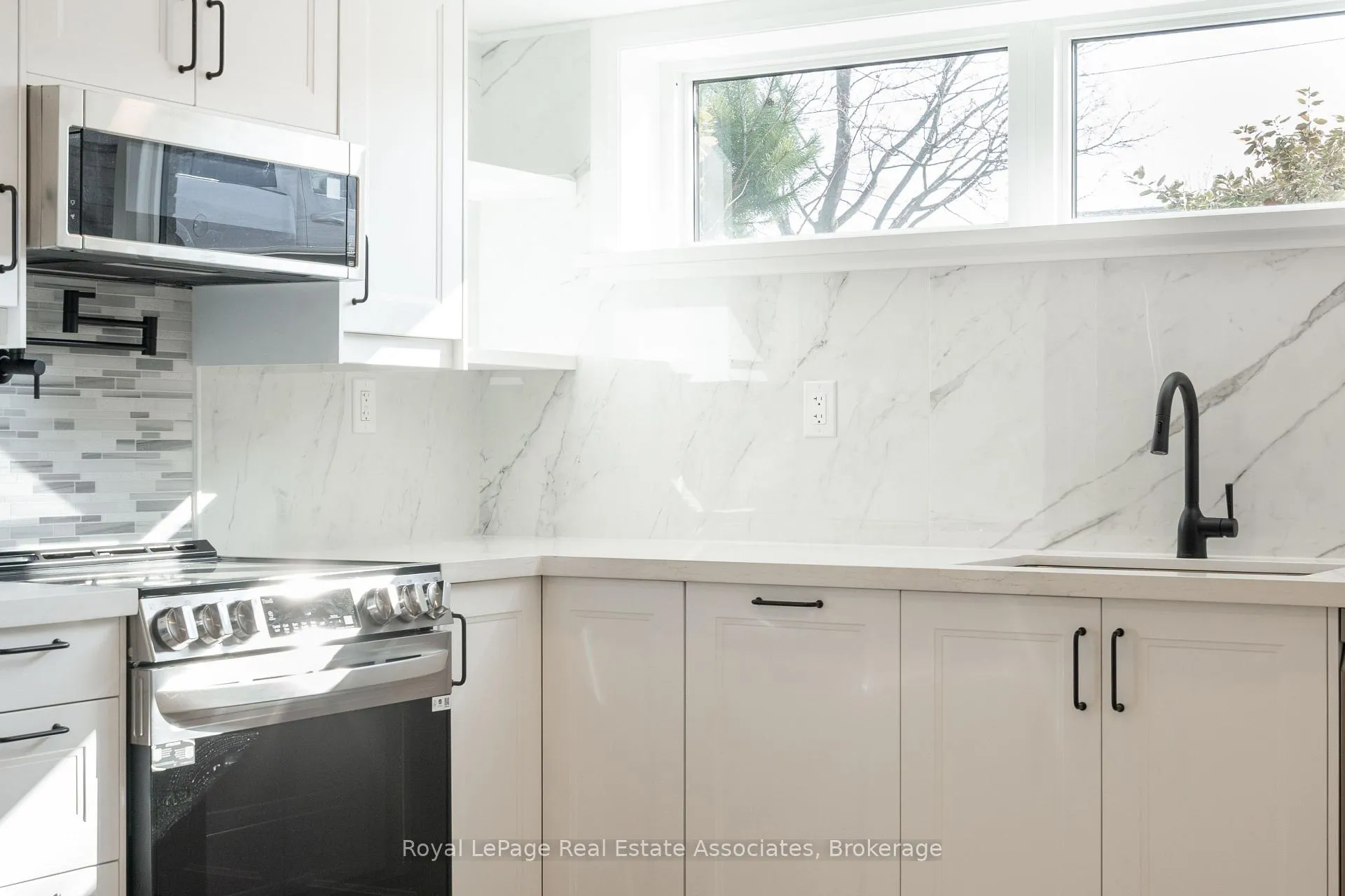 Photo 5 of 259 Fernwood Crescent, Hamilton, Hampton Heights — HOMEH