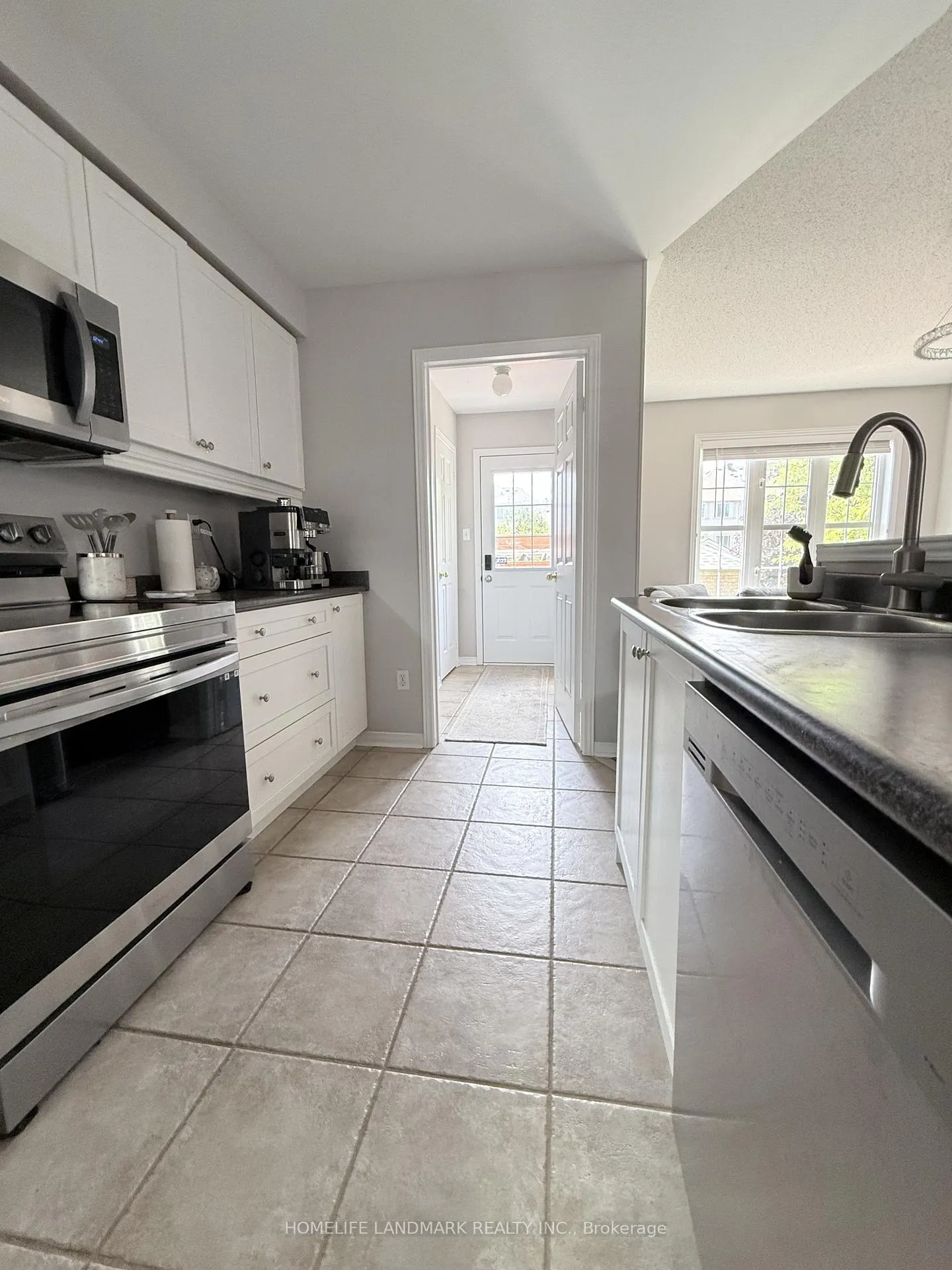 Photo 10 of 69 Selkirk Drive, Richmond Hill, Langstaff — HOMEH