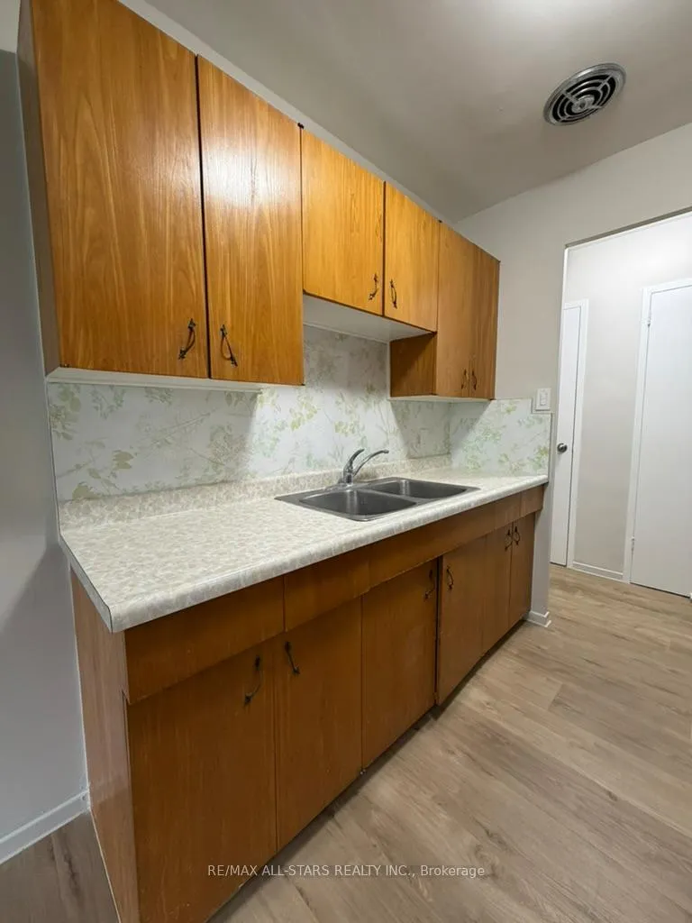 Photo 3 of Unit 8, 73 Albert Street, Uxbridge — HOMEH