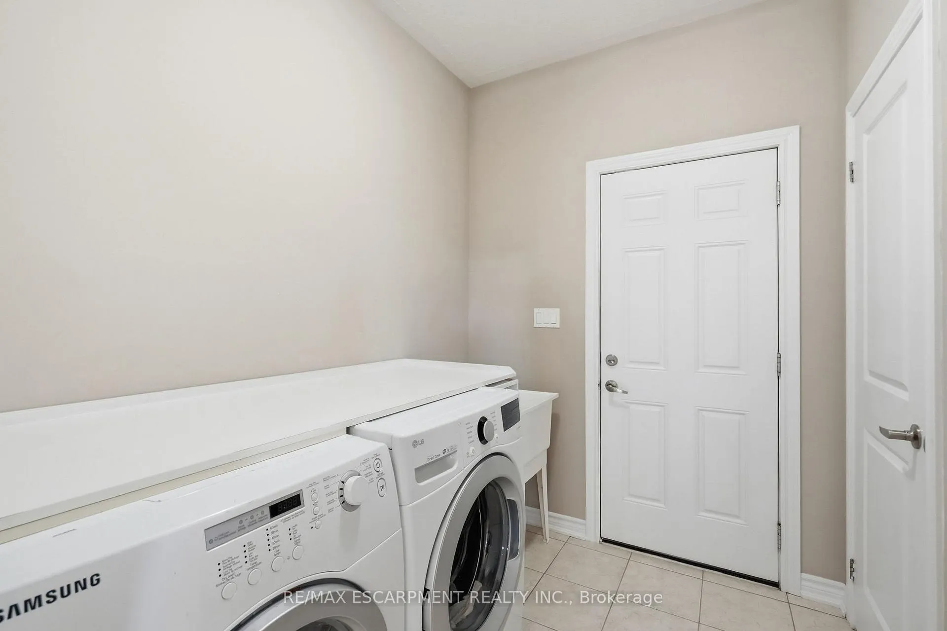 Photo 15 of 130 Aberfoyle Mill Crescent, Puslinch, Aberfoyle — HOMEH