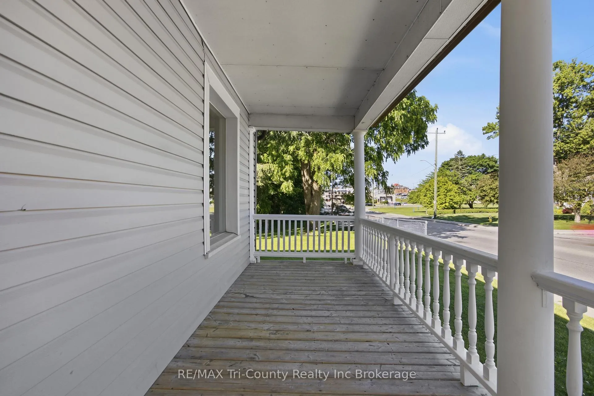 Photo 2 of 61 Brock Street E, Tillsonburg — HOMEH
