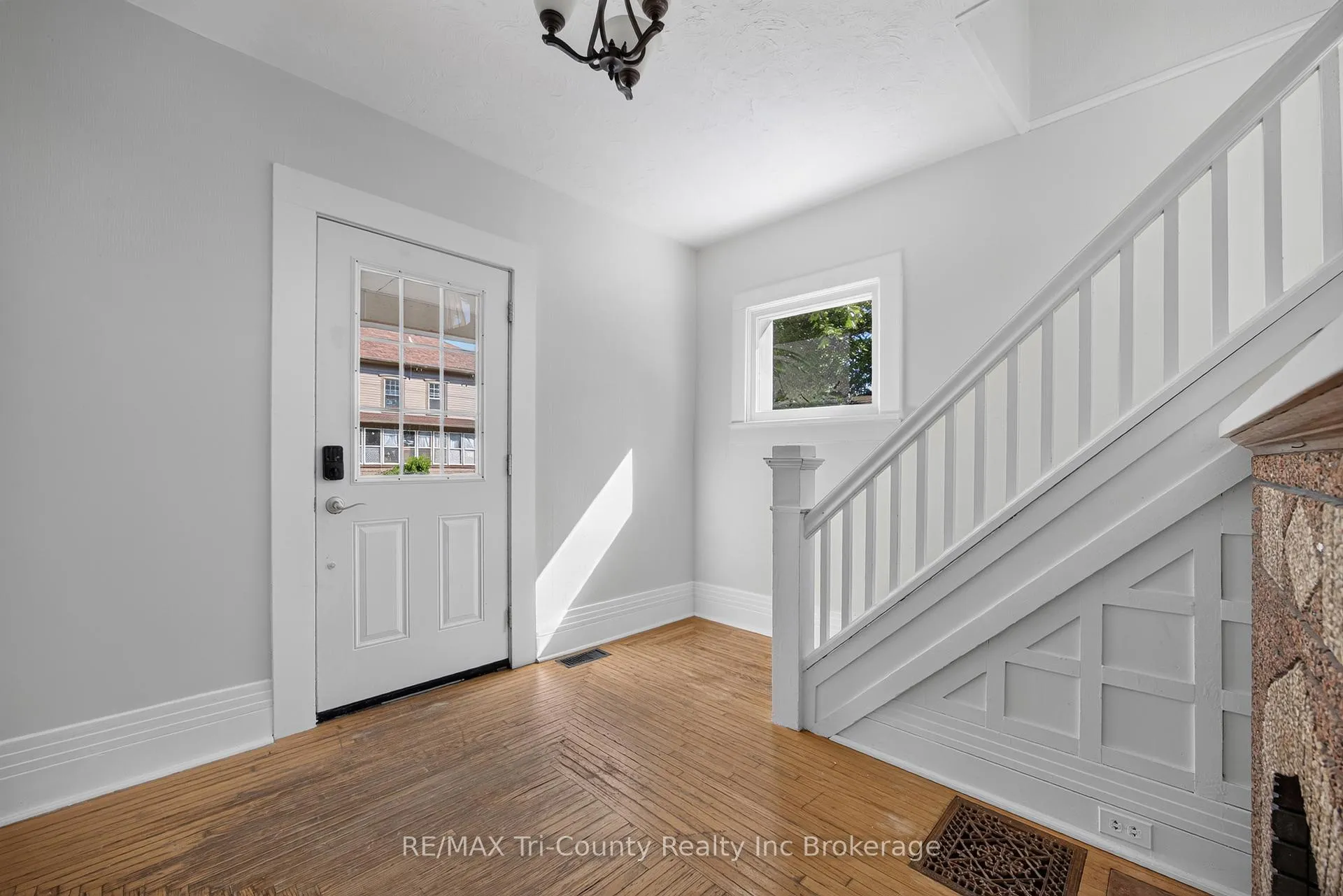 Photo 4 of 61 Brock Street E, Tillsonburg — HOMEH