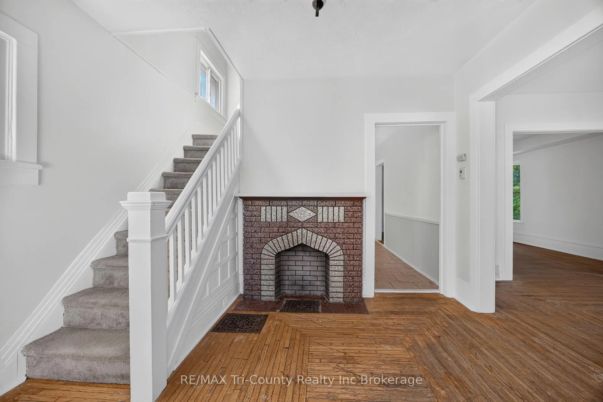 Photo 5 of 61 Brock Street E, Tillsonburg — HOMEH